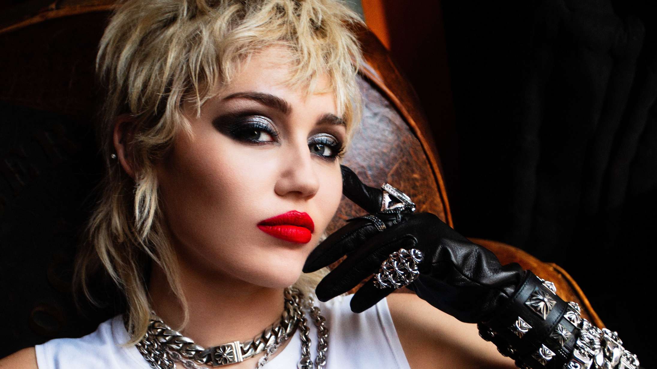 På ‘Plastic Hearts’ er det endelig lykkedes Miley Cyrus at skrive sange, der forløser hendes potentiale