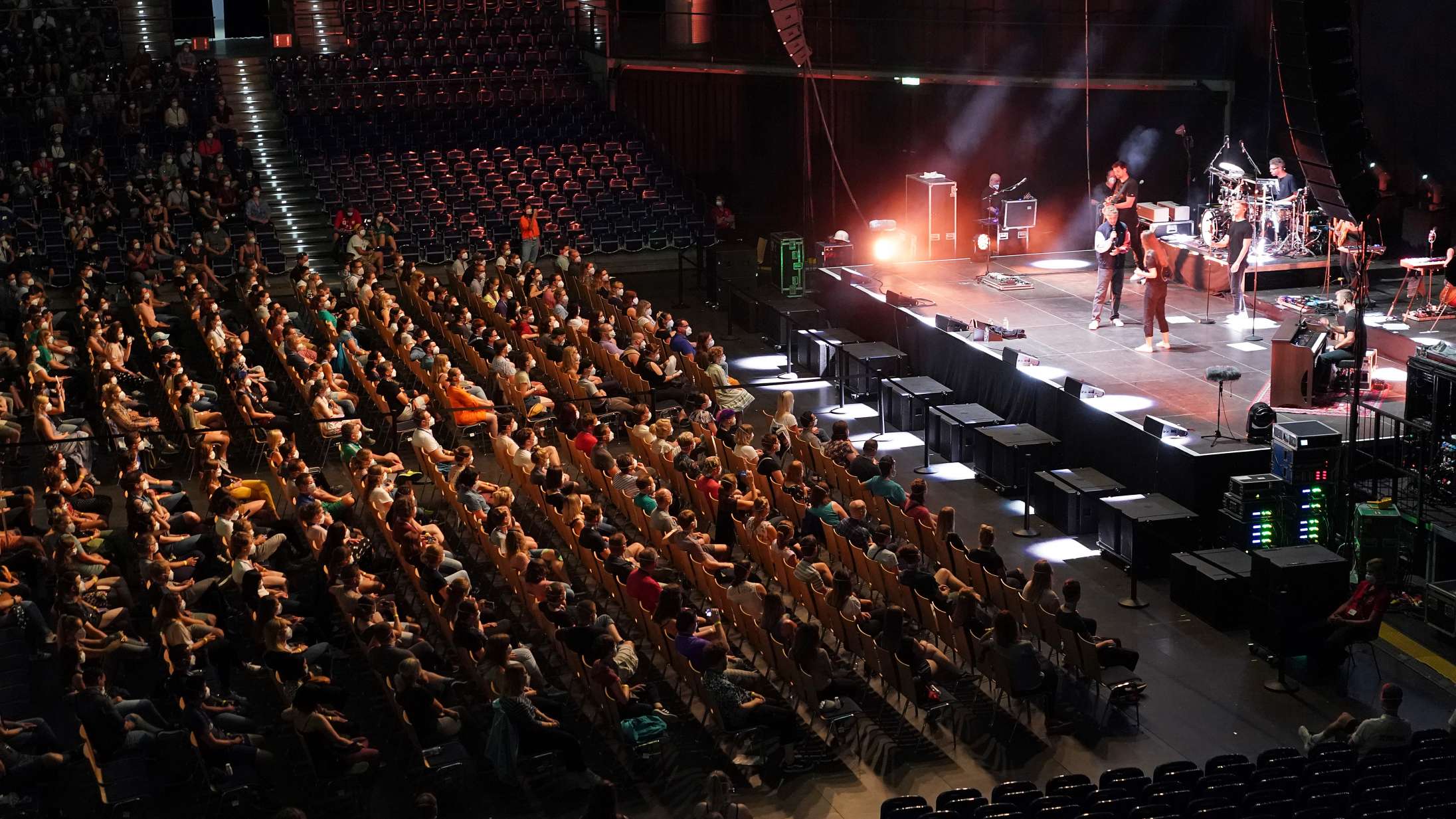 Nyt eksperiment viser, at der er lav smitterisiko ved indendørs koncerter