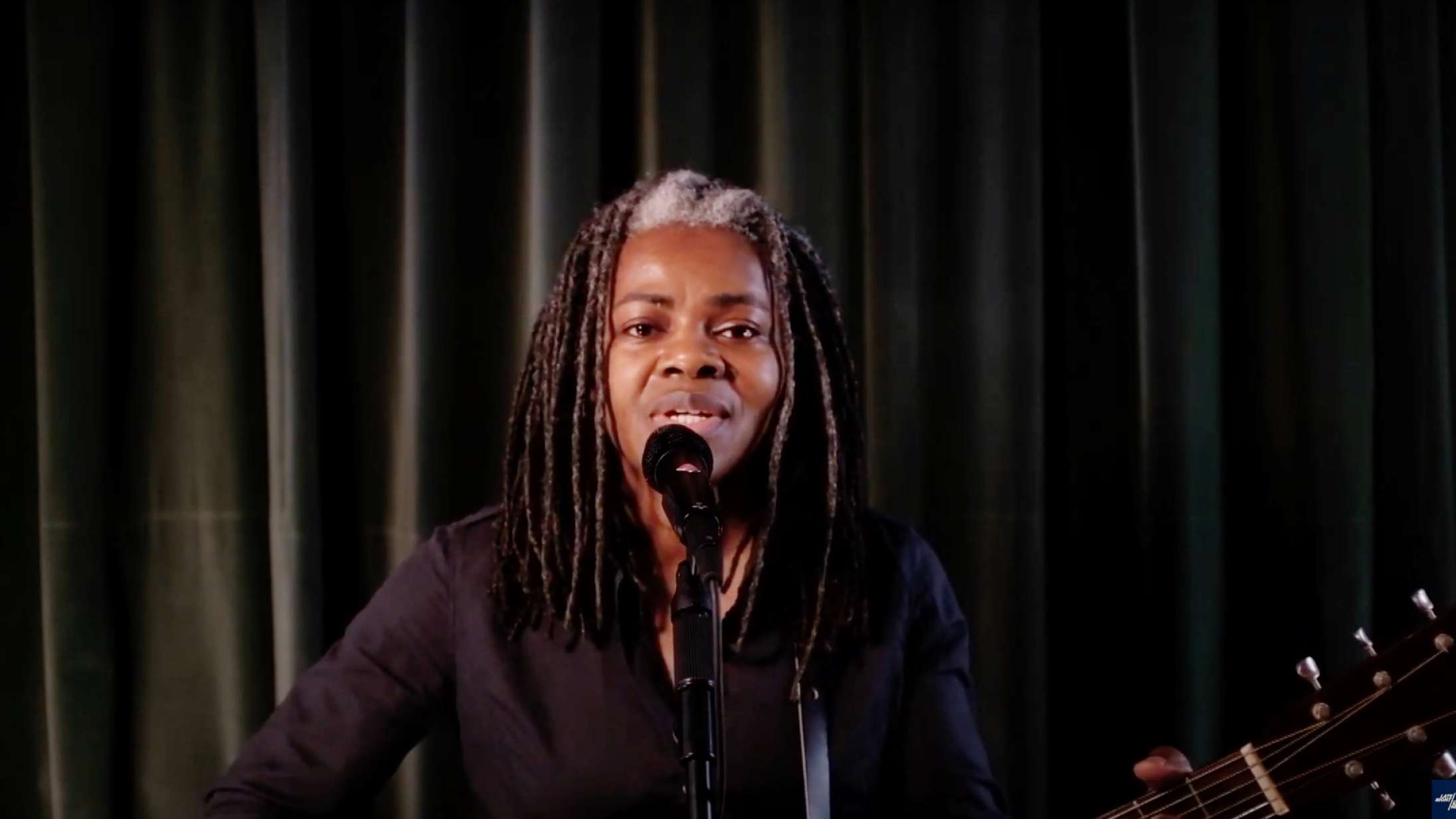 Tracy Chapman har givet sit første interview i årevis – roser to nutidige popstjerner