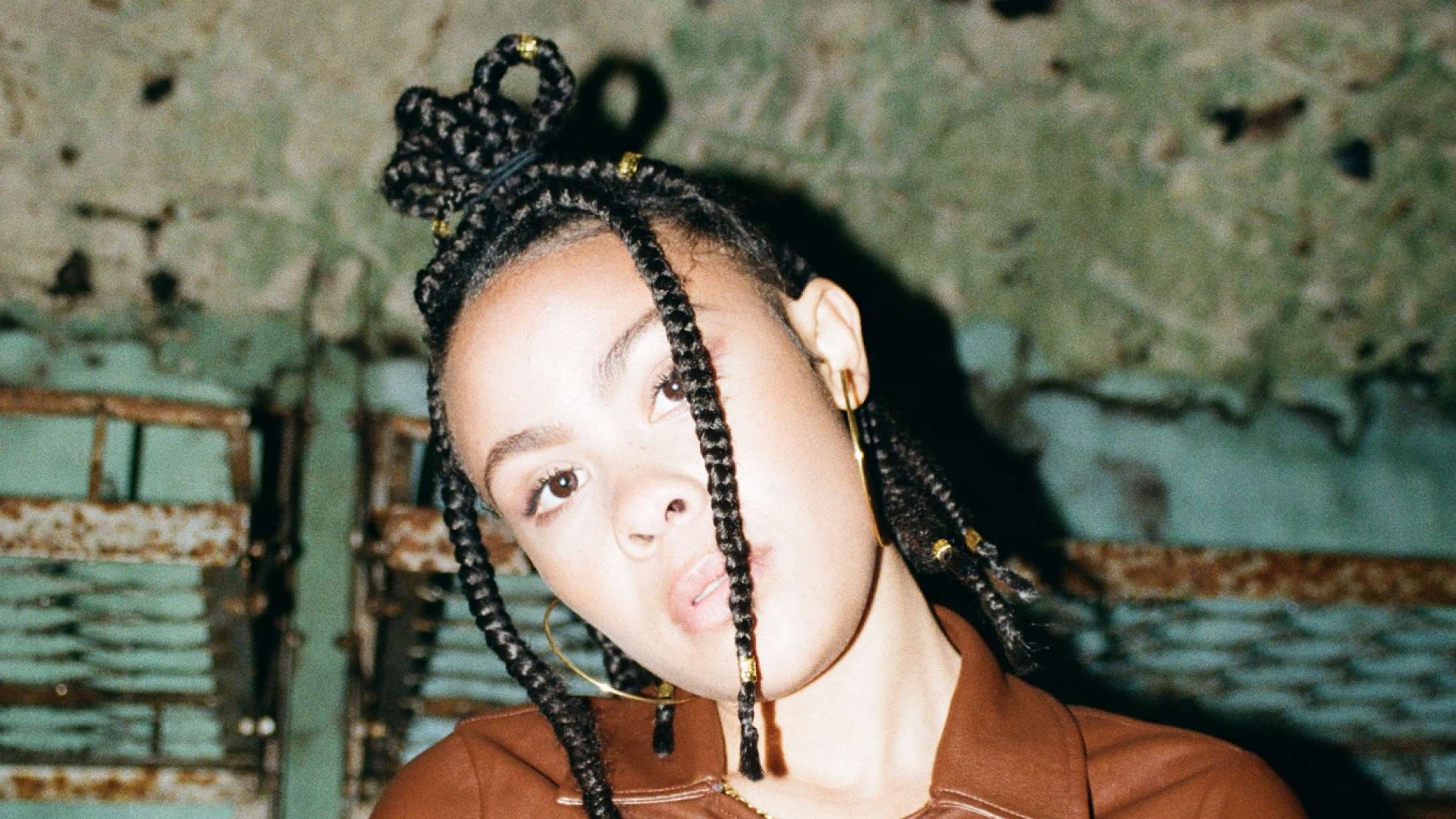 Premiere: Bathshebas ‘Lost Your Mind’ får nyt liv i underjordisk livesession