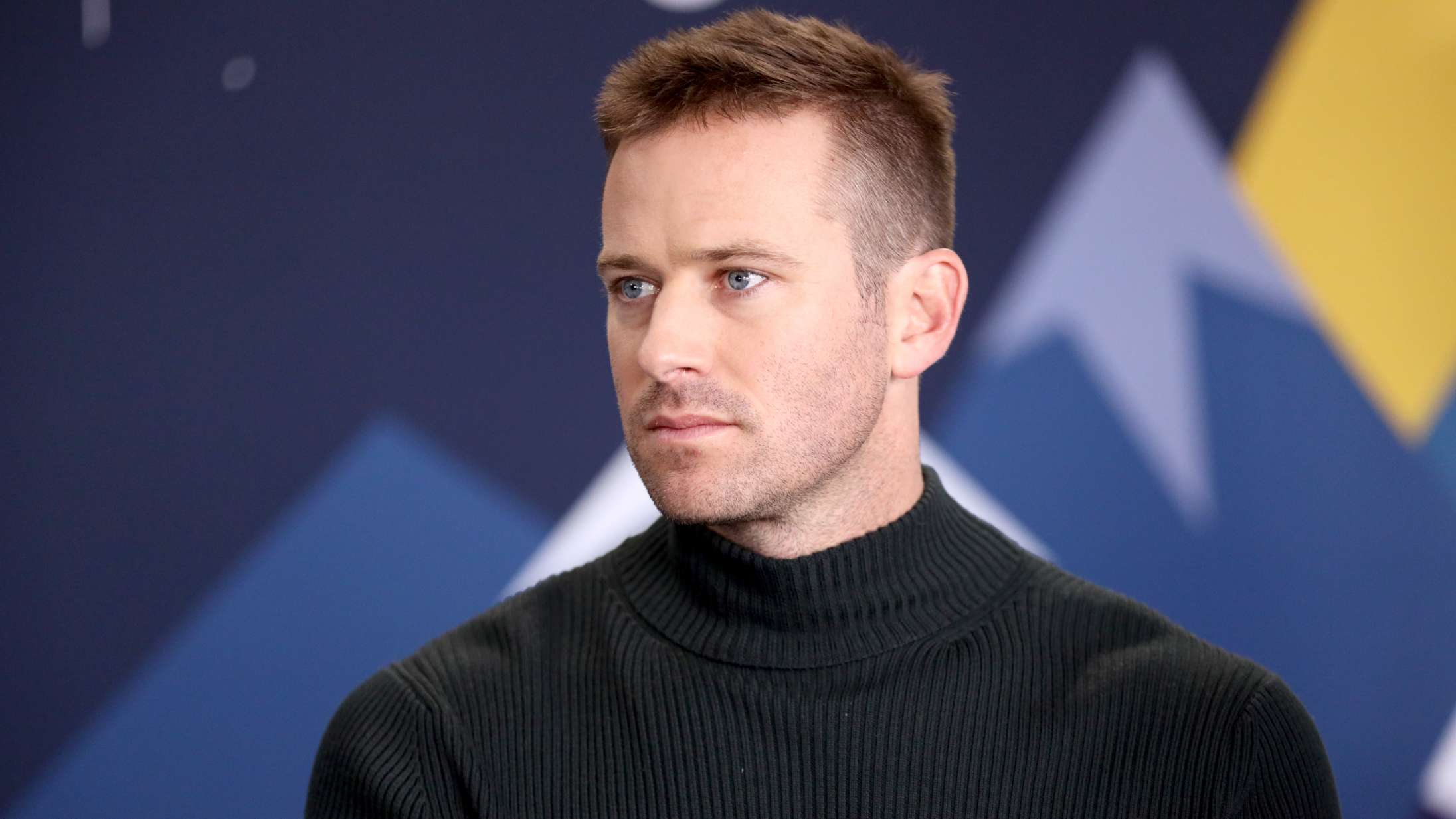 Armie Hammer forklarer sine kontroversielle kannibal-beskeder, der lagde Hollywood-karrieren på is