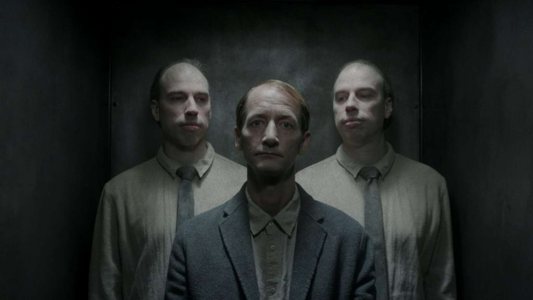 ’Den næstsidste’: Stilsikker dansk debut bevæger sig mellem voldeligt ubehag og sort komik