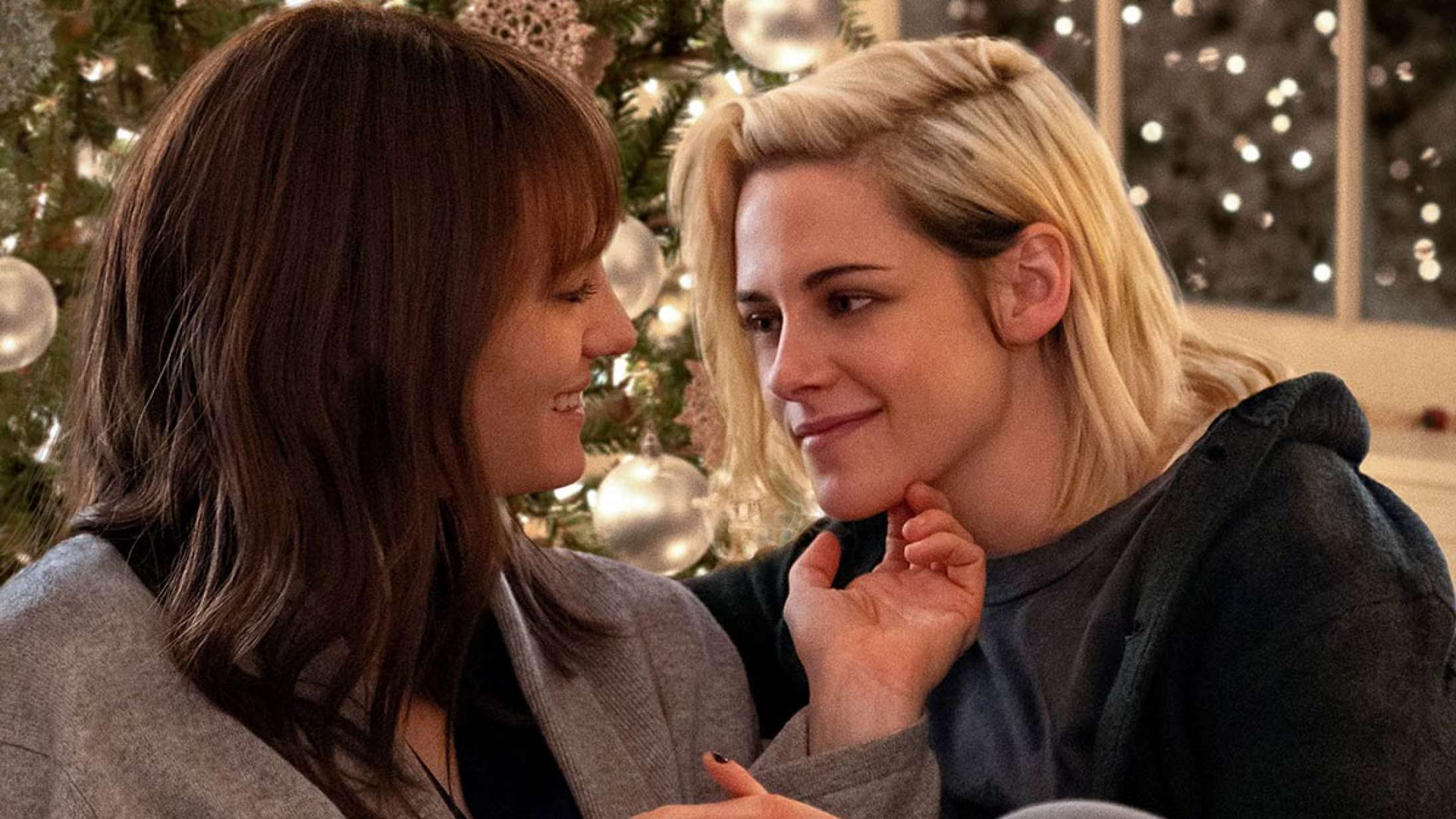 ’Happiest Season’: Queer jule-romcom med Kristen Stewart sætter sig mellem to stole