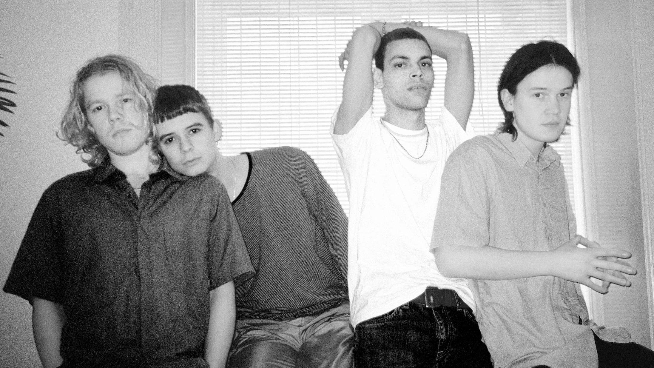 Premiere: Liss folder sig ud i Søren Holms barndomshjem til lyden af ‘Leave Me on the Floor’