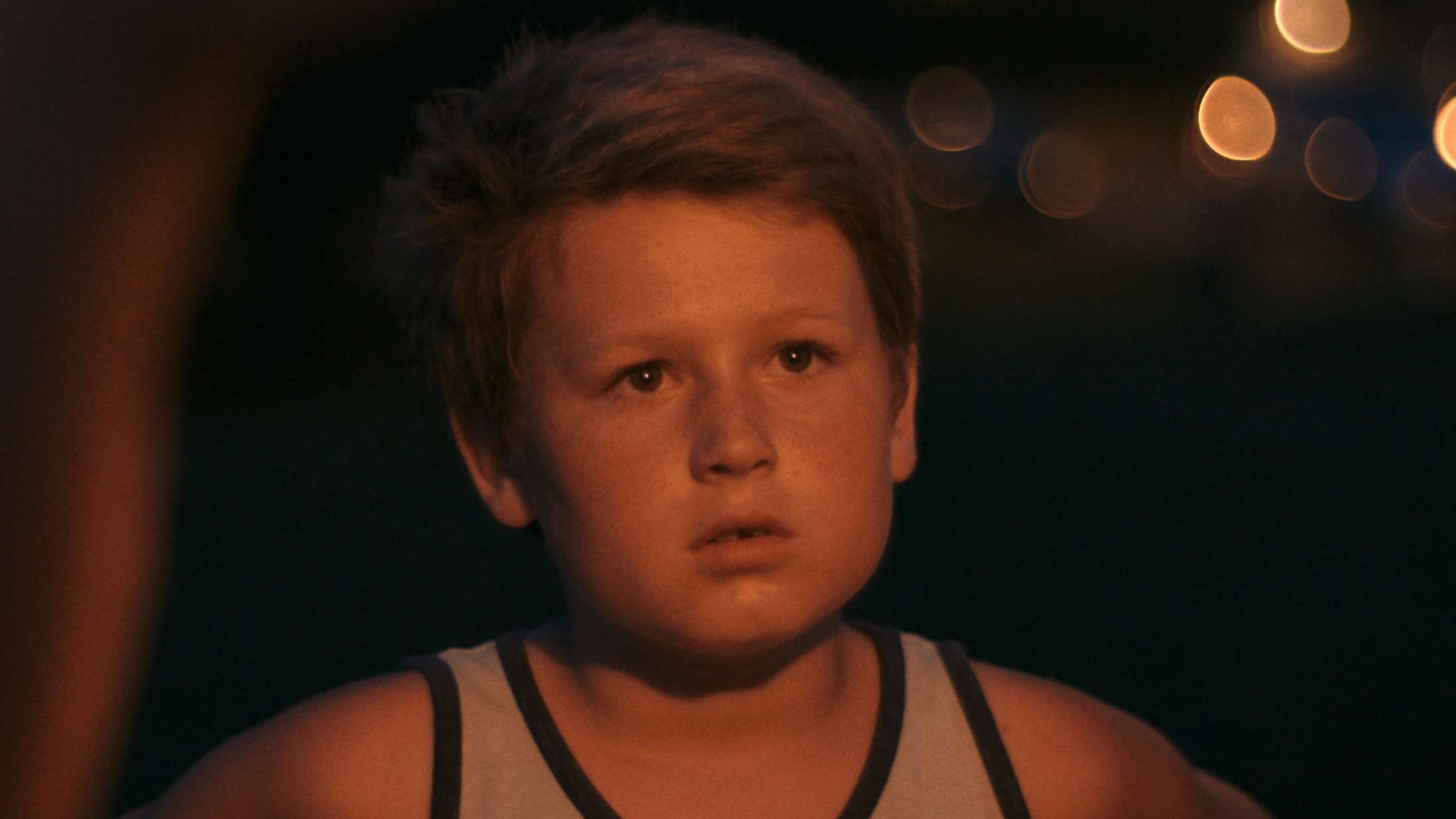 ‘Bag skyerne’: DR-dokumentar om sorg sætter sig ærligt og umiddelbart i børnenes sted