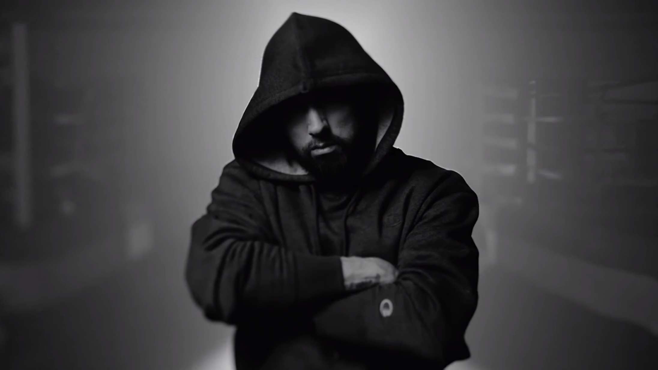 Se Eminem træde ind i bokseringen i musikvideoen til ‘Higher’