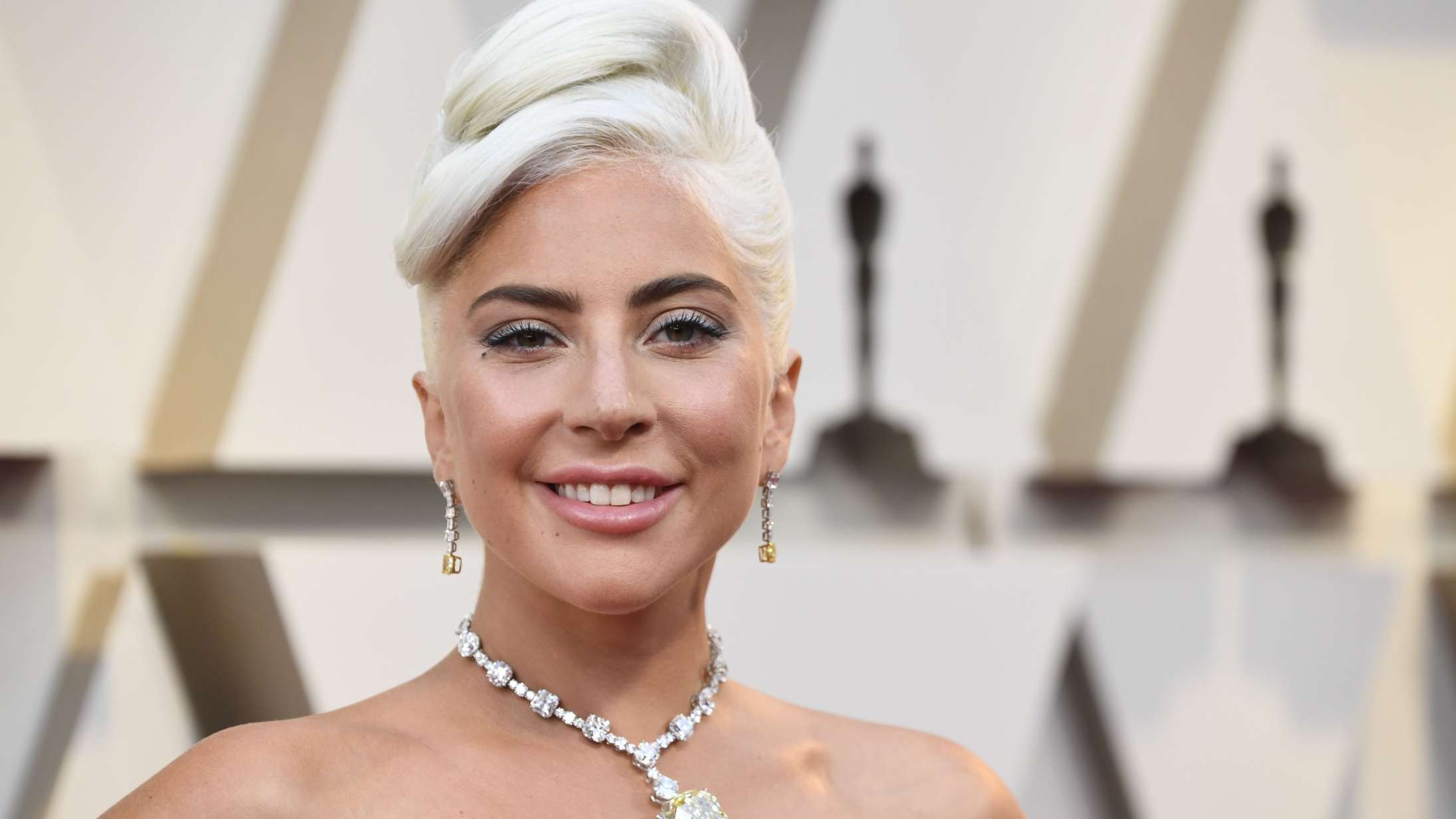 Lady Gaga er blevet forlovet