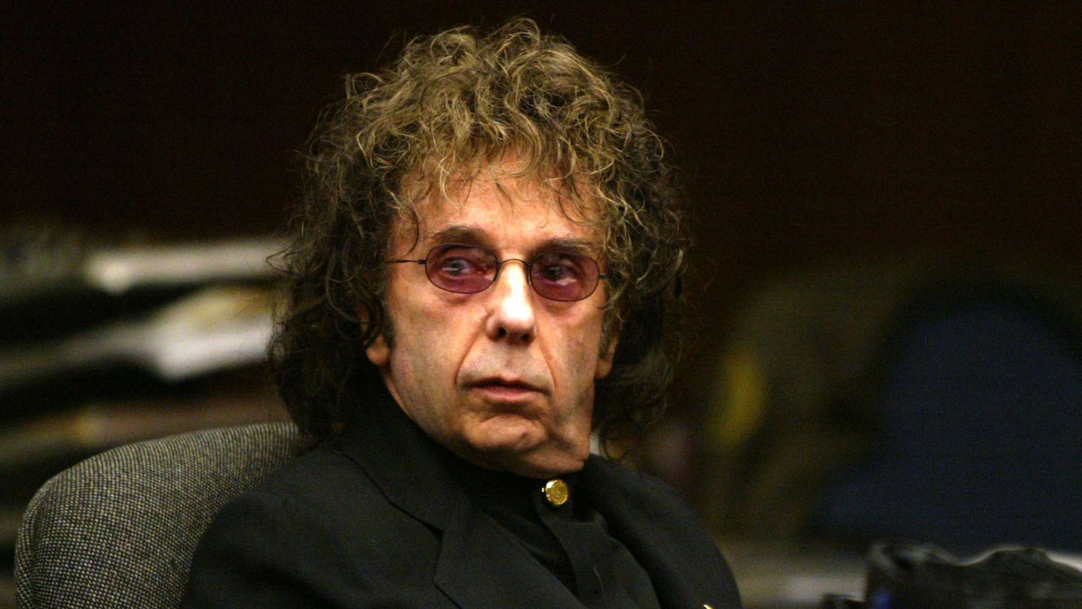 Den drabsdømte stjerneproducer Phil Spector er død