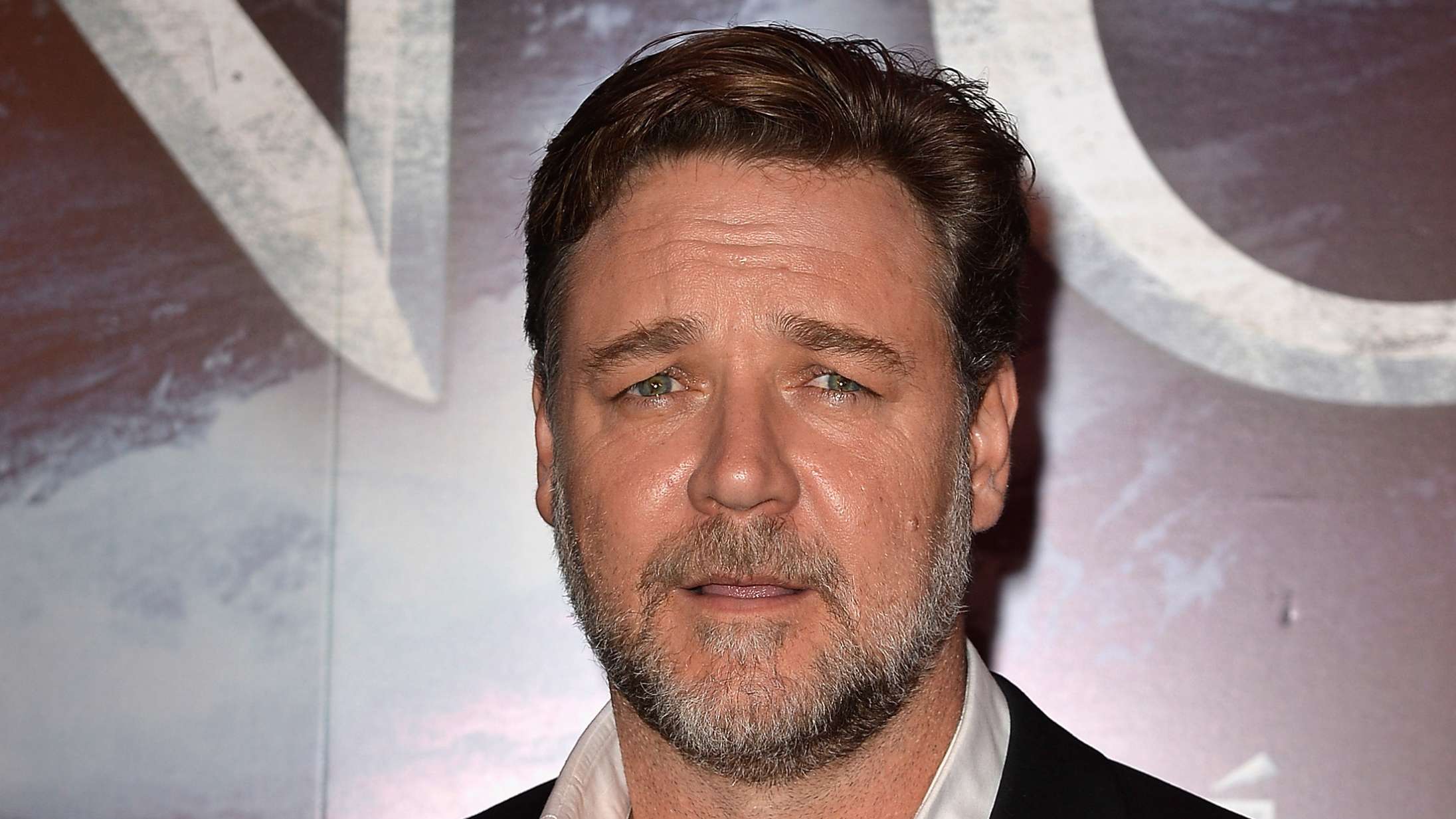 Russell Crowe giver igen efter Twitter-kritik: »Dette er problemet med børn nu til dags«