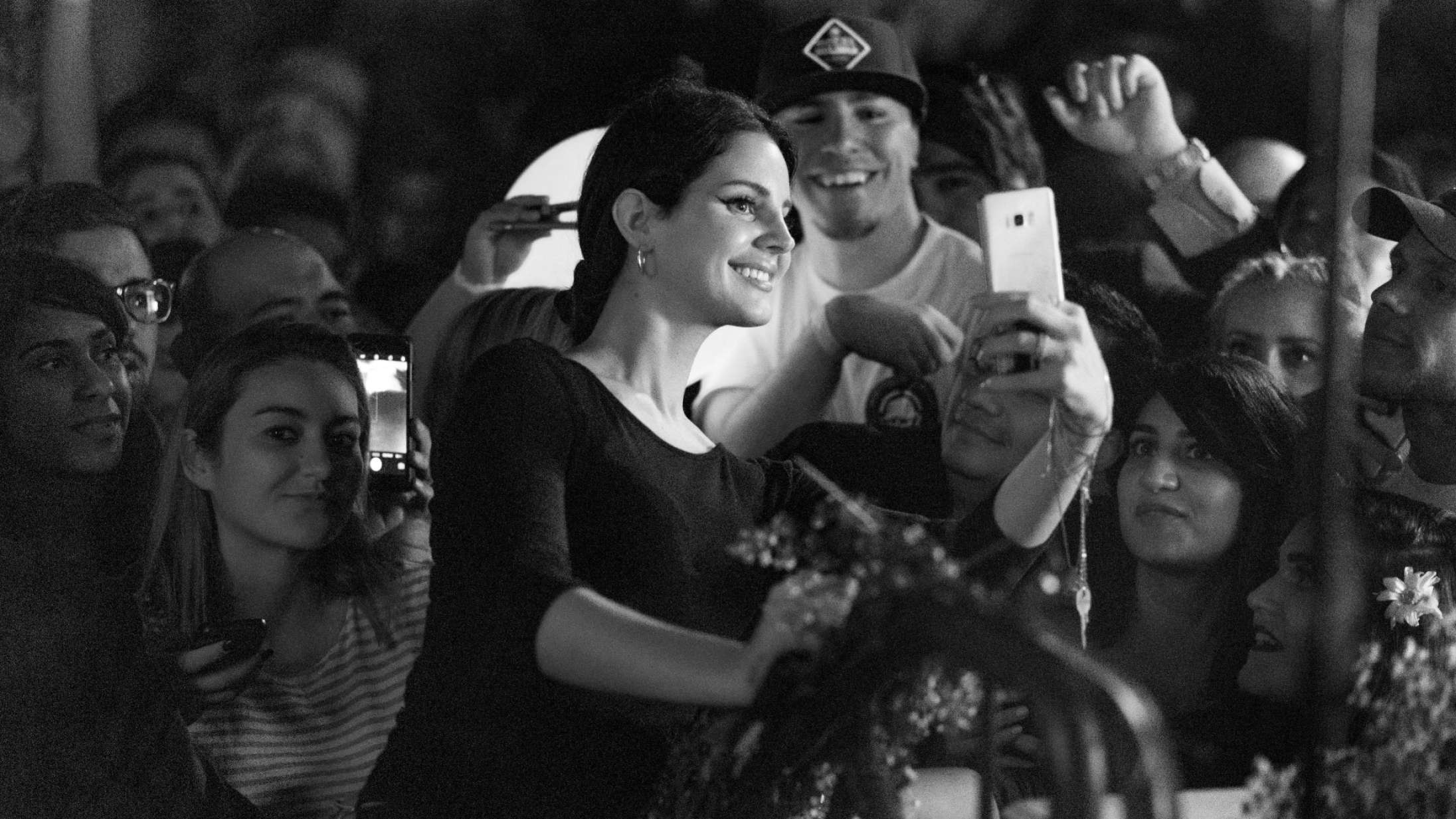 »So… Fuck off«: Hvordan gik Lana Del Rey fra hyldet sandsigerske til fuld Instagram-kamikaze?