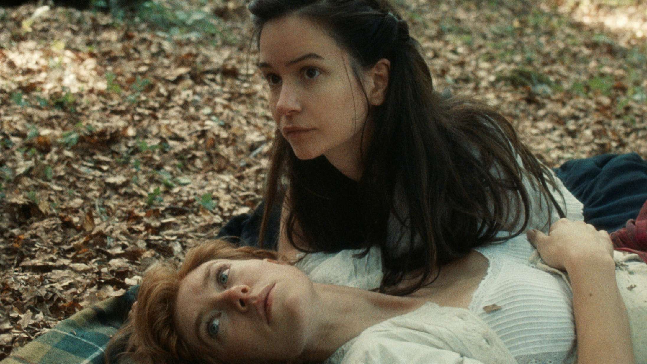 Se Vanessa Kirby og Katherine Waterston forelske sig i traileren til det storroste kærlighedsdrama ‘The World to Come’