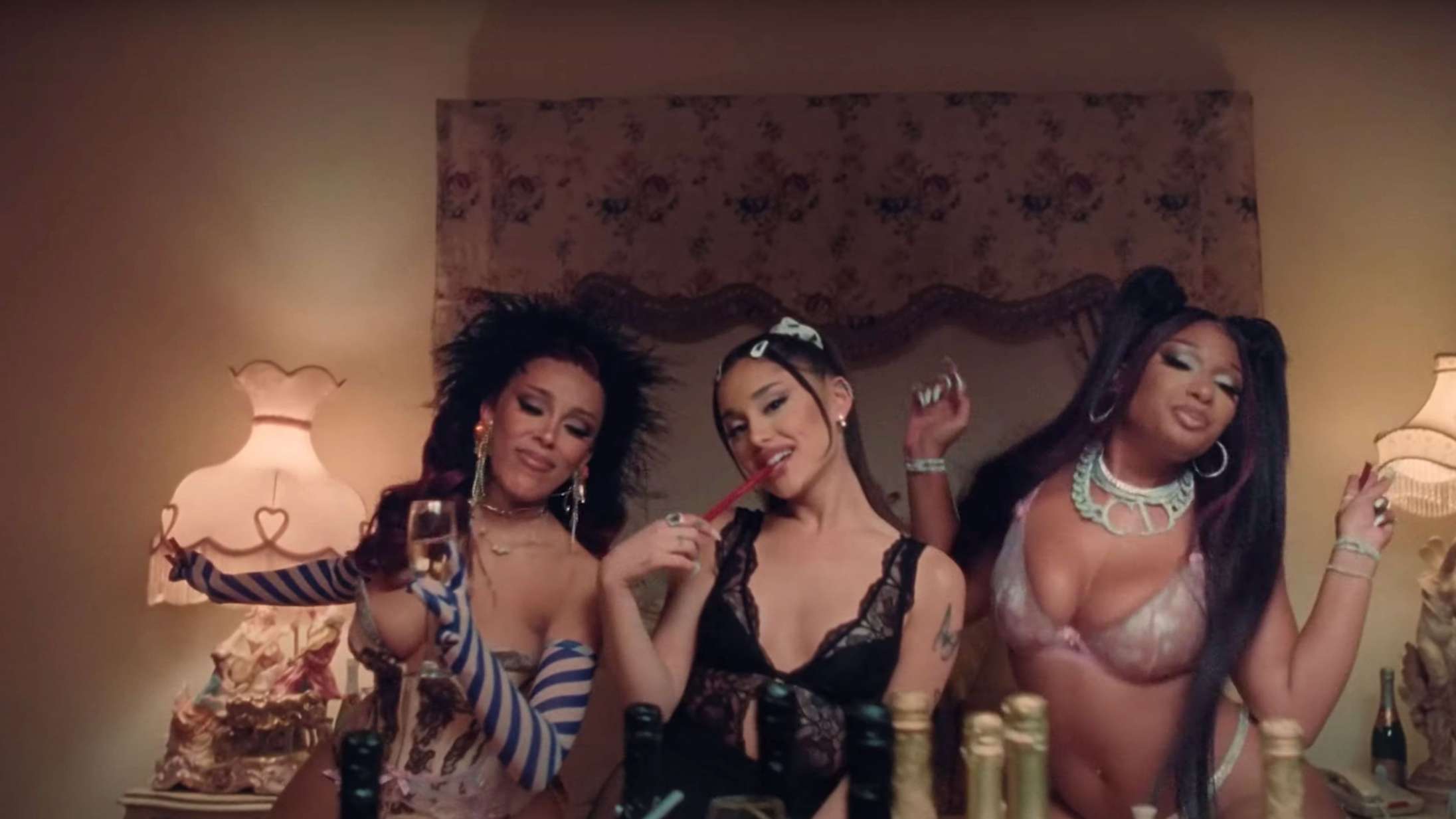 Ariana Grande, Megan Thee Stallion og Doja Cat holder ekstravagant sleepover i musikvideoen til ’34+35 Remix’