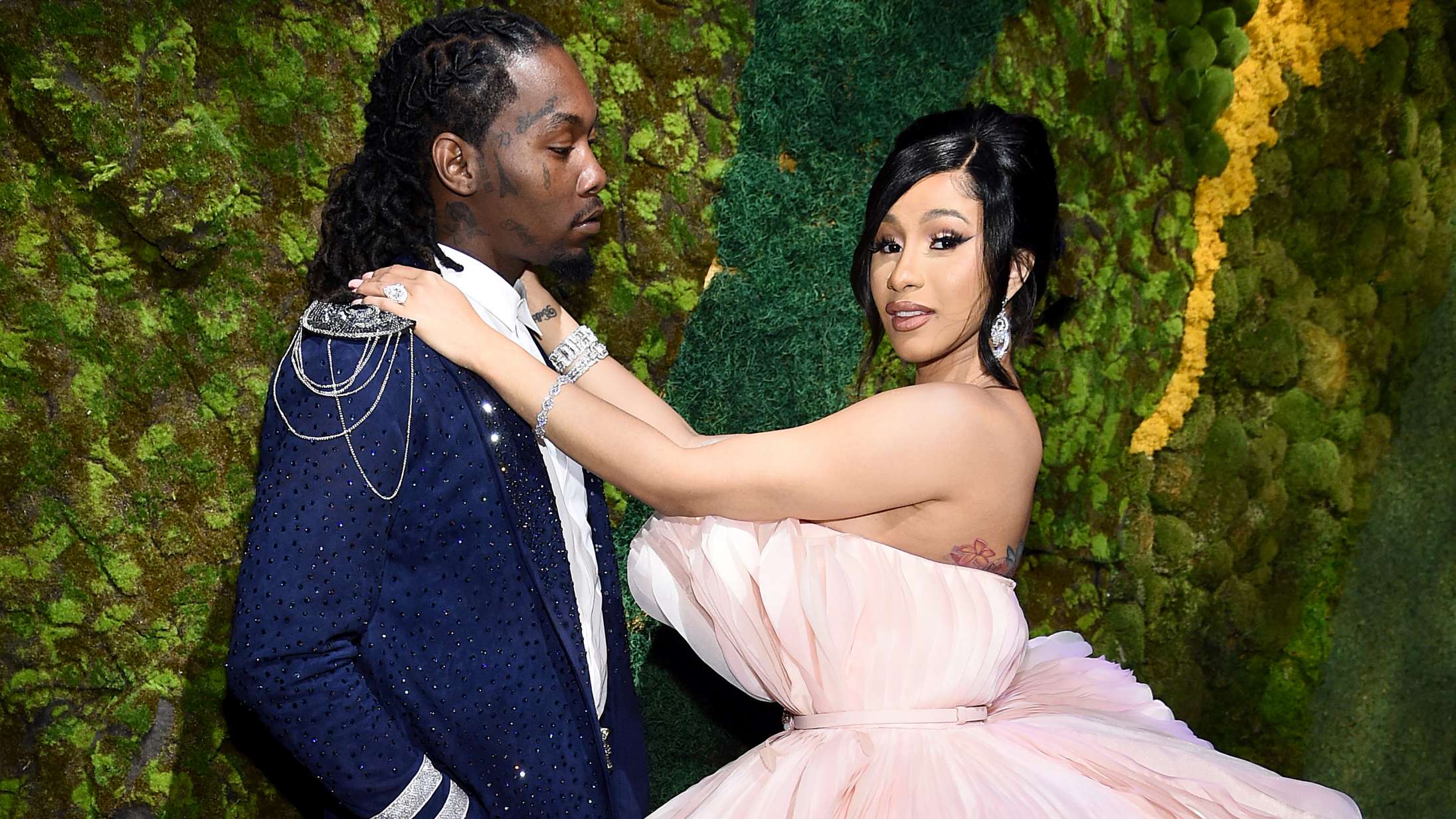 Cardi B og Offset deler første billede af deres søn og afslører hans navn