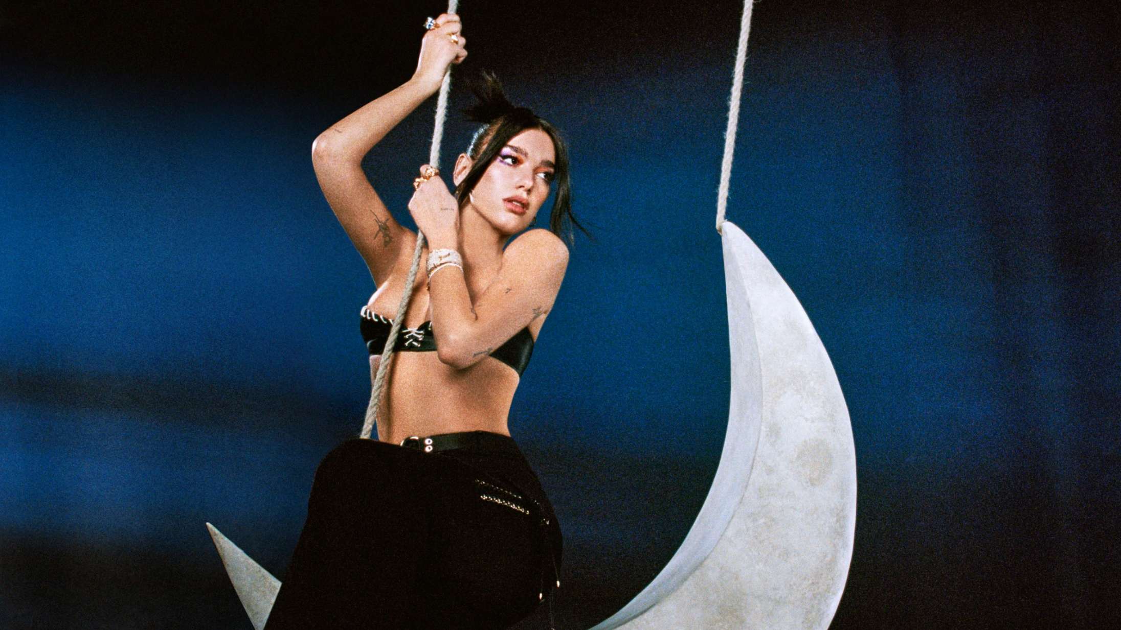 Dansker har produceret Dua Lipas nye single – se Titanic-videoen til ‘We’re Good’