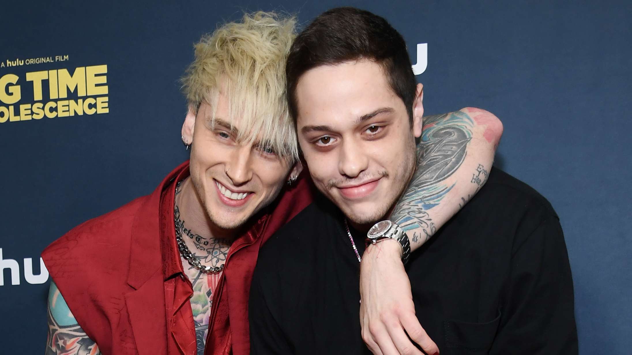 Machine Gun Kelly vælter ned fra scenen i ’SNL’ – trækker Pete Davidson med i faldet