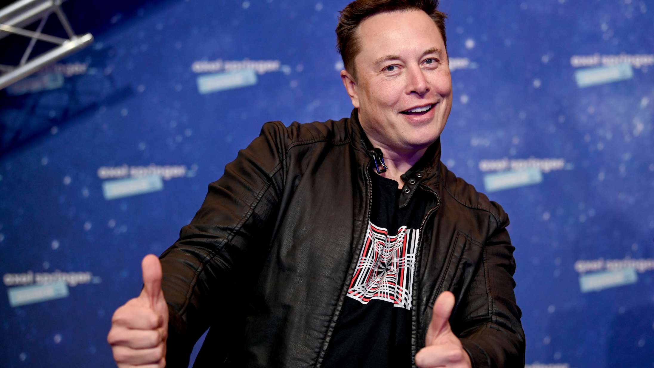 Elon Musks kamp mod falske Twitter-profiler går helt galt med Jesus og en fuckfinger fra Mario