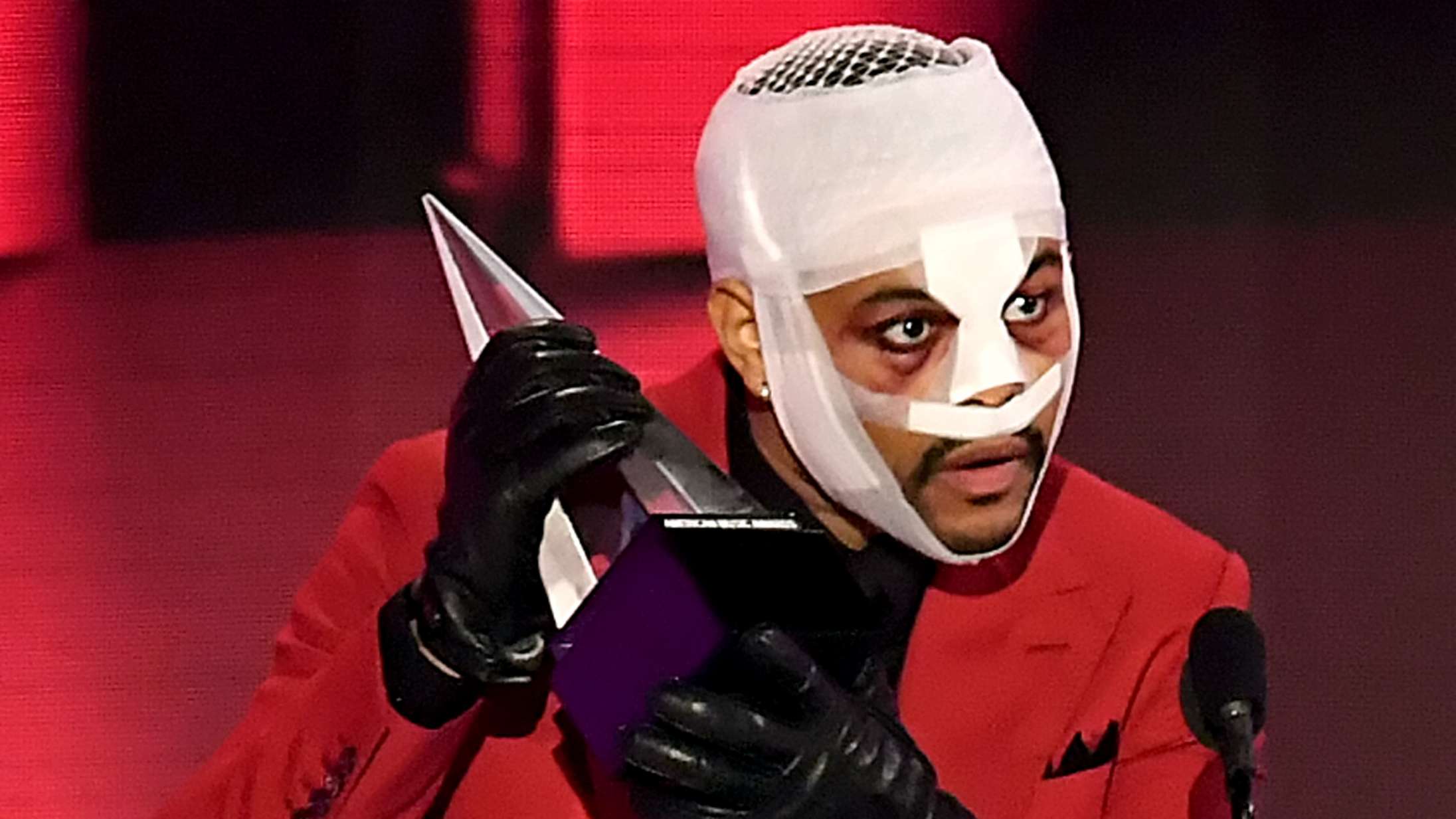 The Weeknd udtaler sig (endelig) om sit bandagerede plastik-ansigt