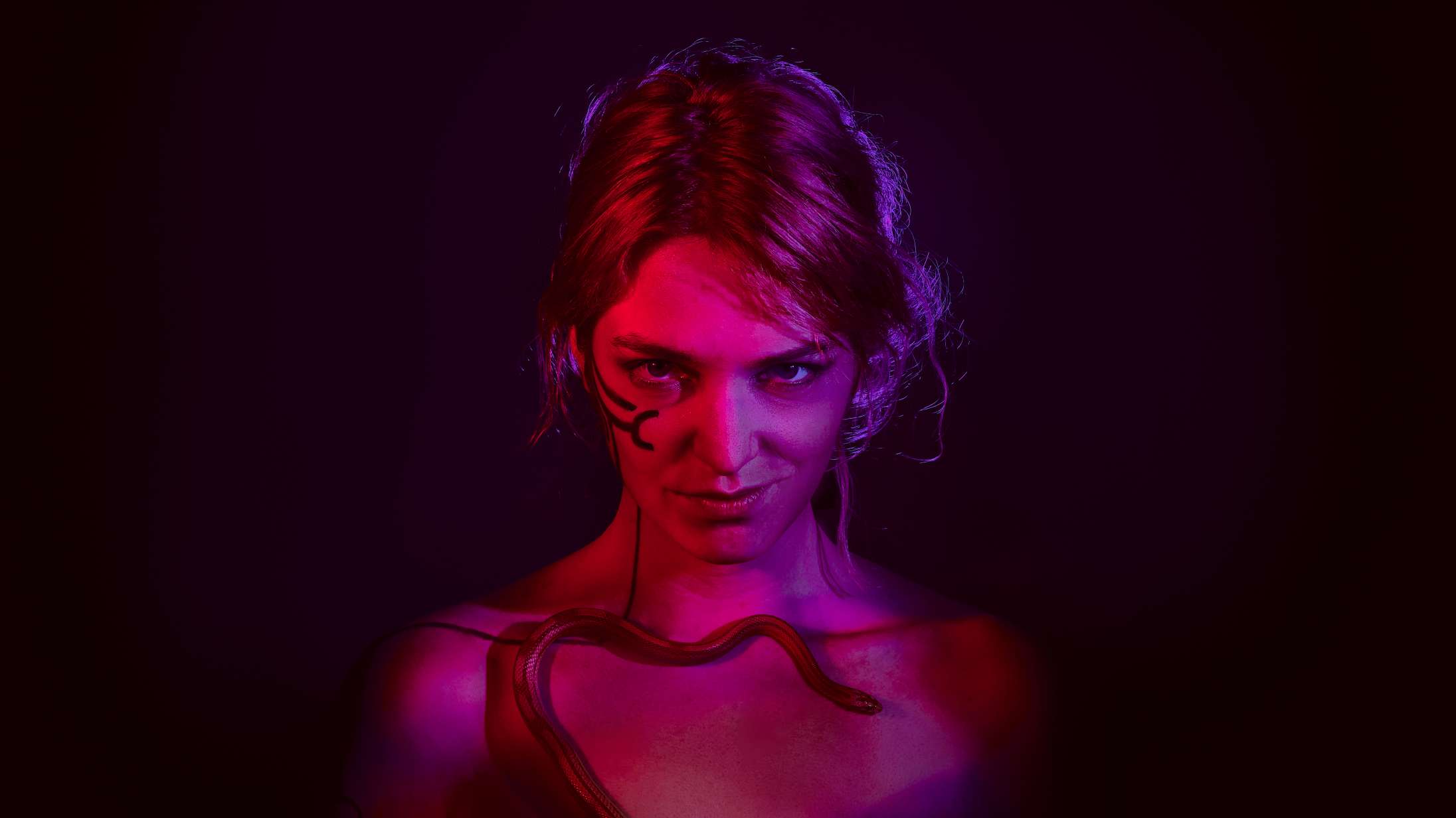 På ‘Capacity’ synger Lydmor præcist og åbenhjertigt om prøvelser med sexisme i musikbranchen