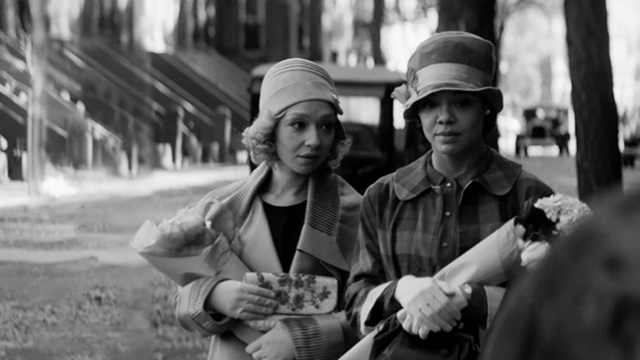 Tessa Thompson og Ruth Negga er besat af hinanden i den roste Netflix-film ‘Passing’ – se traileren