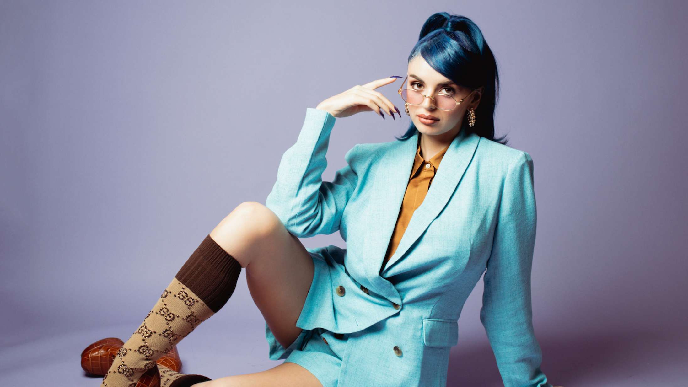 Rebecca Blacks ‘Let Her Burn’ blander alt det bedste fra den alternative popscene – og er det ultimative comeback