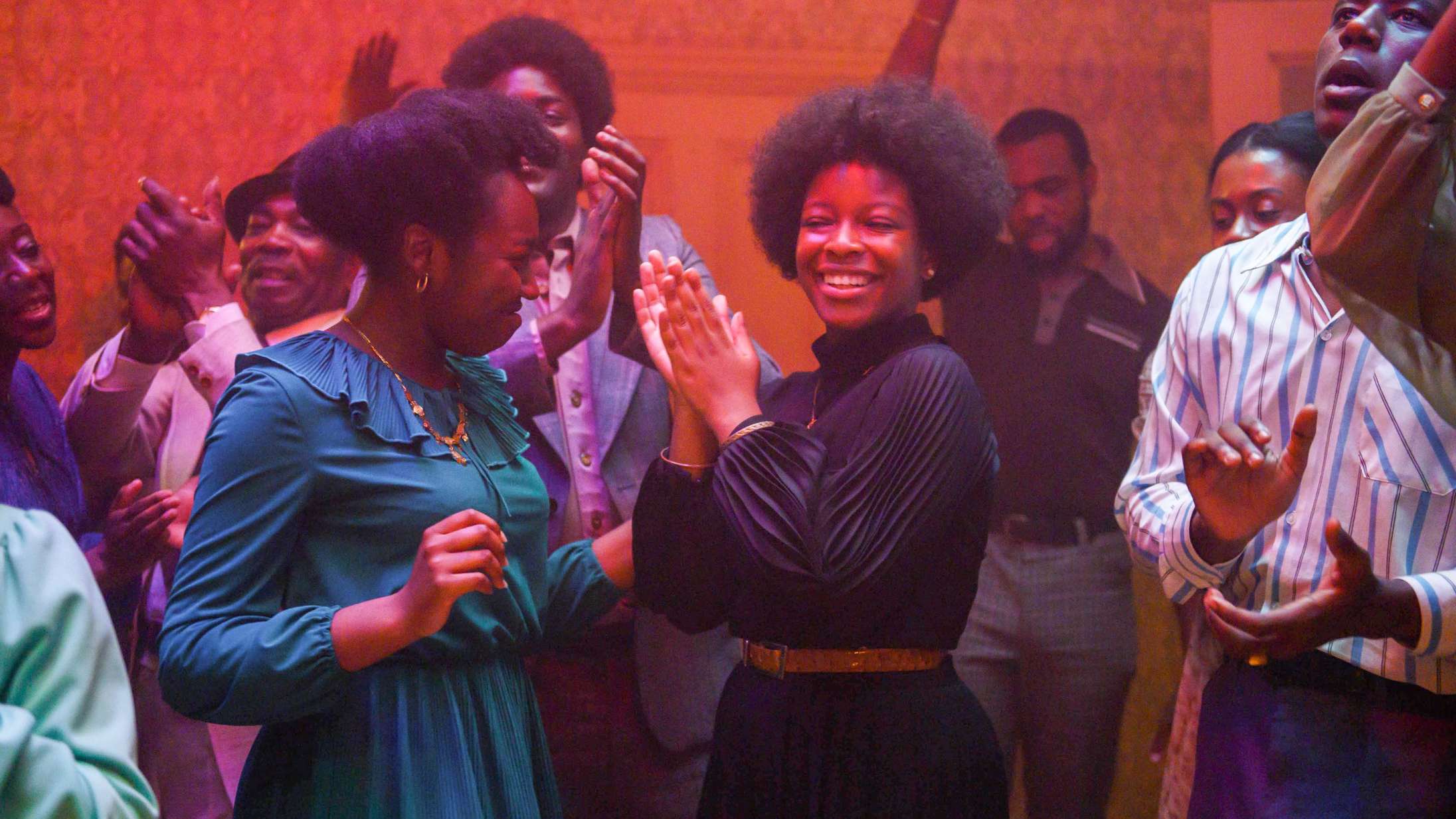 Fællessang skaber et af de smukkeste filmøjeblikke i DR-aktuel serie