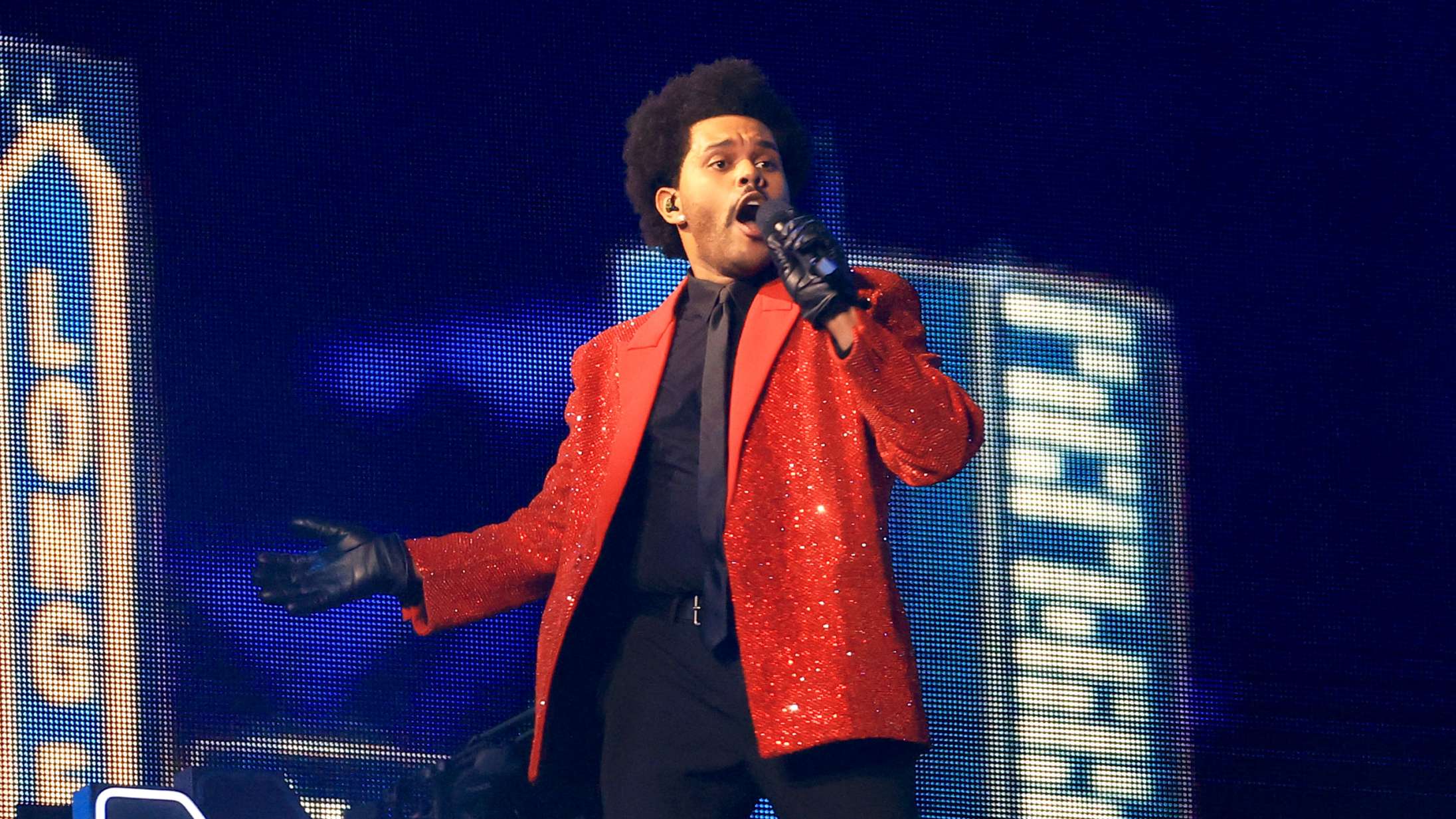 Se The Weeknds storslåede Super Bowl-show med dobbeltgængere og strygersymfoni