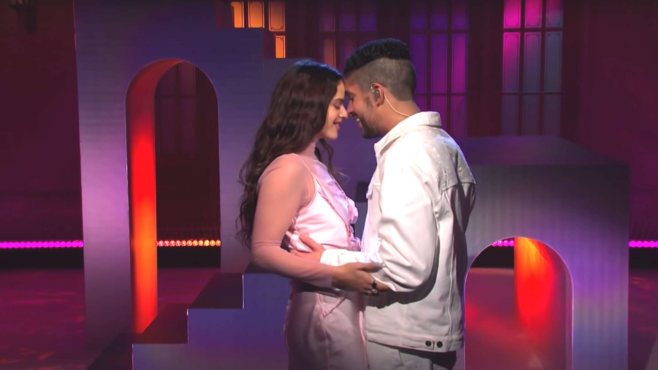 Se Bad Bunny og Rosalía skrue op for romantikken i fælles ‘Saturday Night Live’-optræden