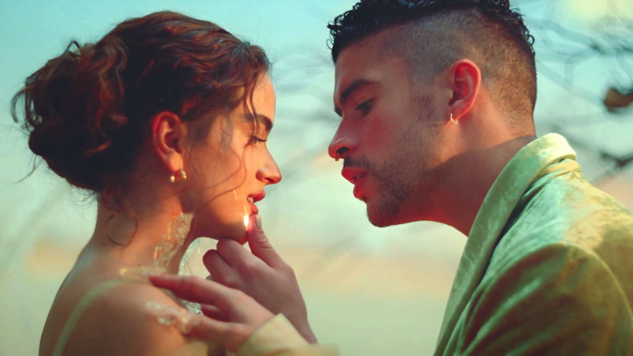 Rosalía og Bad Bunny går op i flammer – se den smukke musikvideo til ‘La Noche de Anoche’