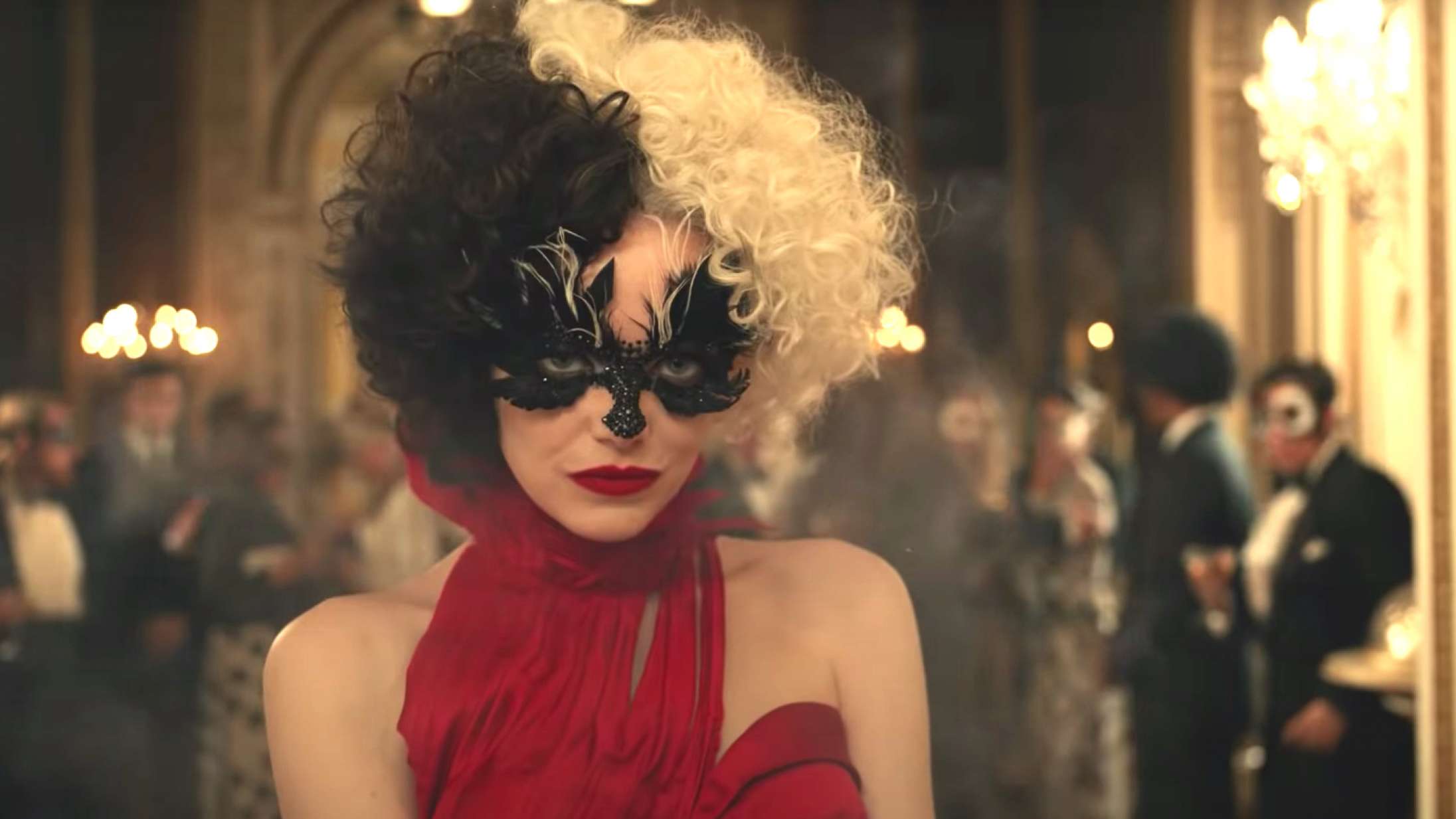 Emma Stone giver gedigne ‘Joker’-vibes som Disney-skurk – se første trailer til ‘Cruella’