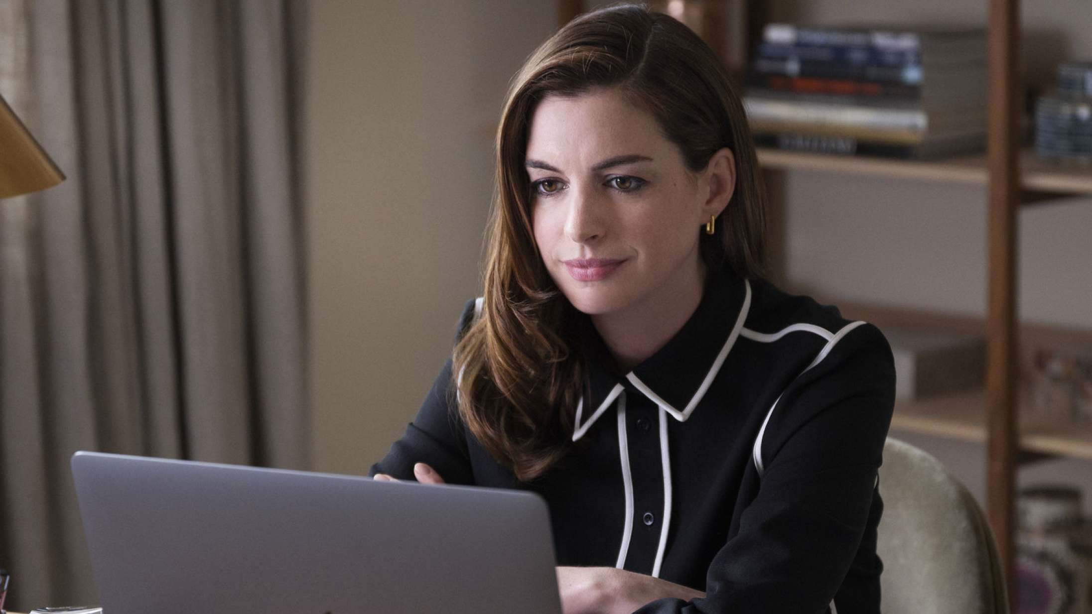 Anne Hathaway hylder Tom Cruises »fremragende« biografflop ‘Digger’