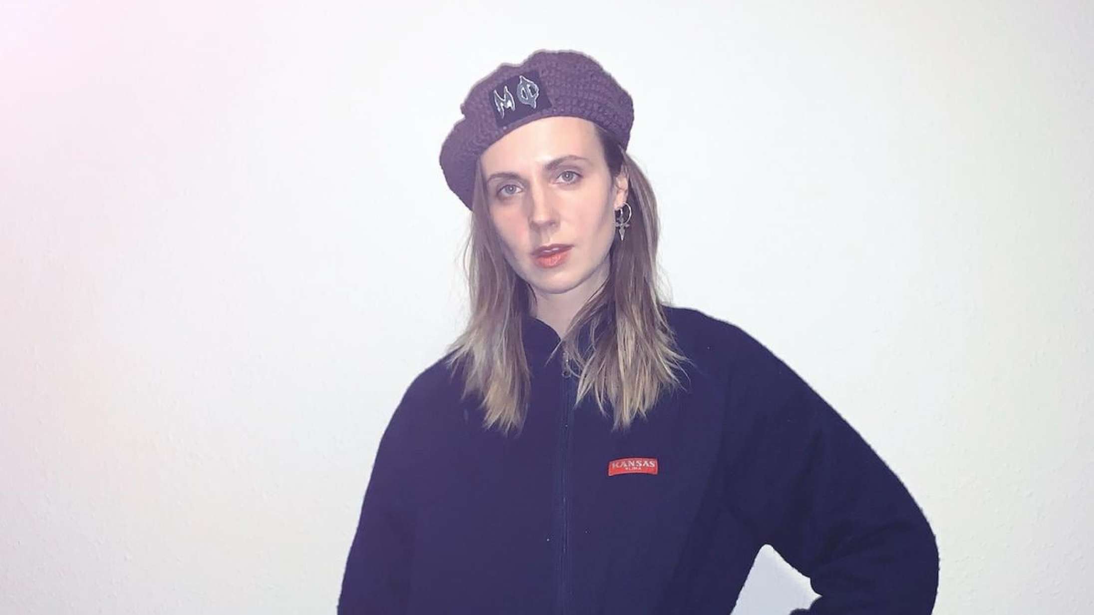 Mø og hendes mor har hæklet noget nyt merch, de gerne vil vise dig