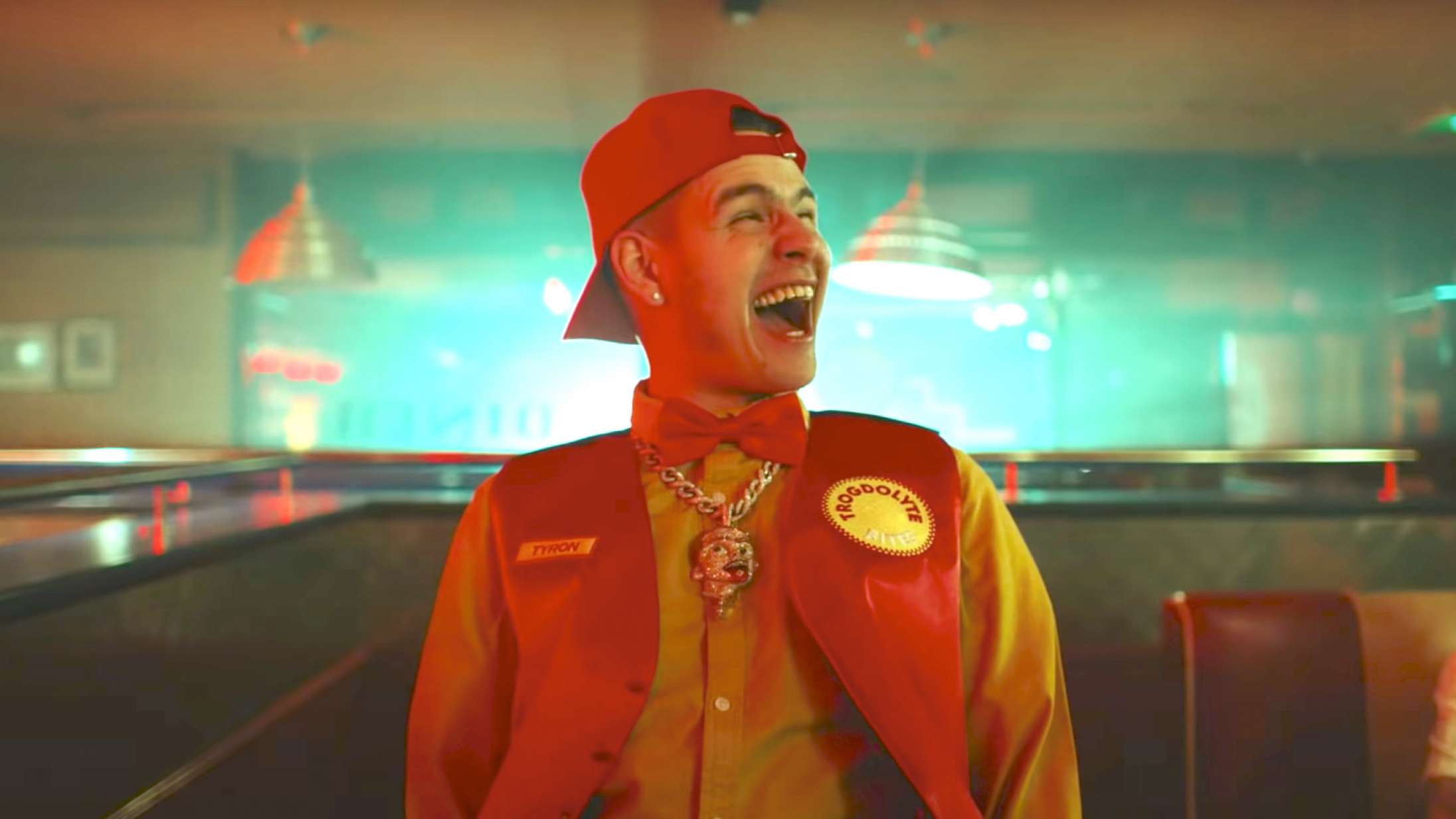 Slowthai skejer ud på den klammeste diner – se musikvideoen til ‘Vex’