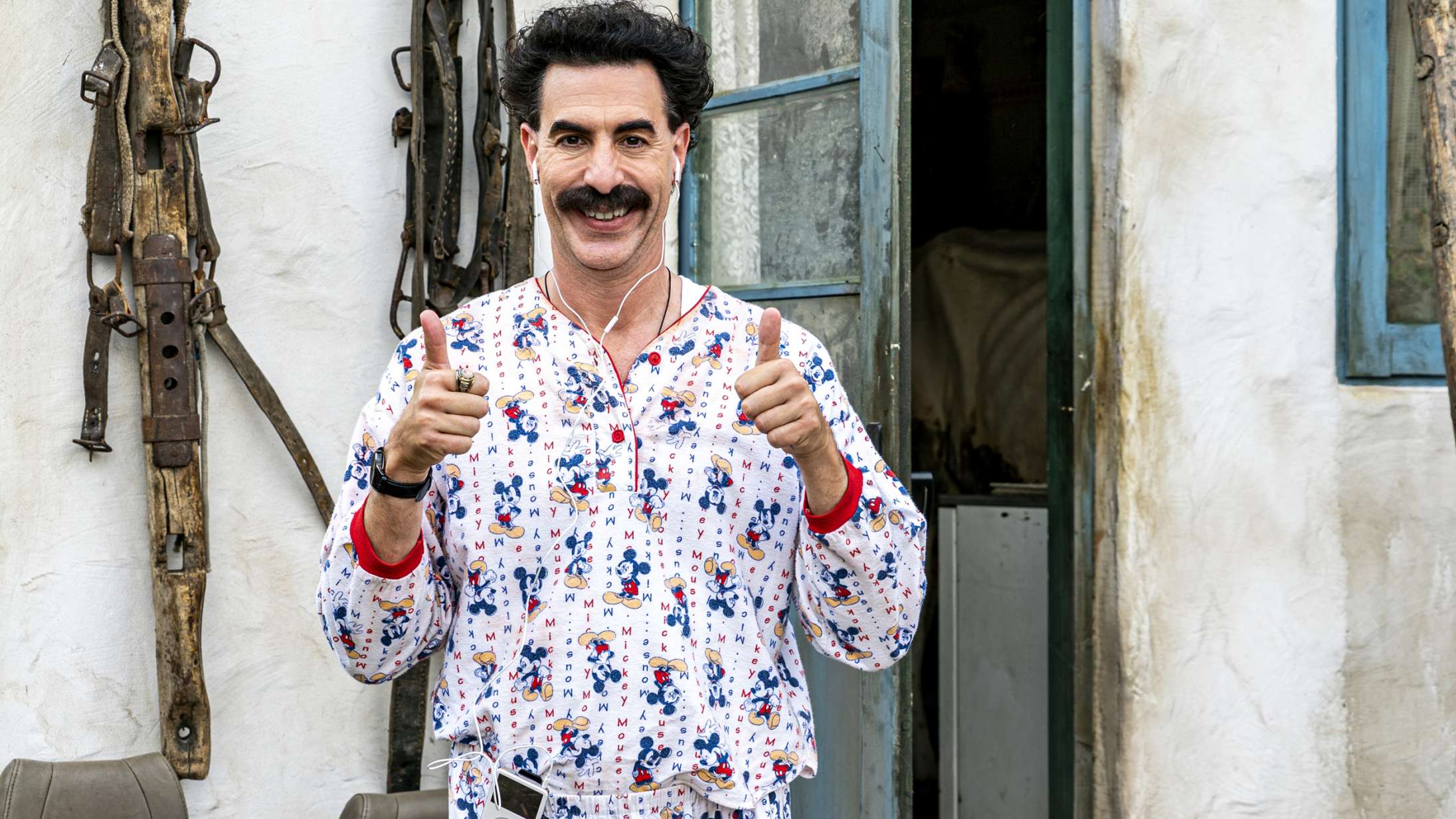 Sacha Baron Cohen revser Donald Trump og Kanye West i karakter som Borat til prestigiøs prisuddeling