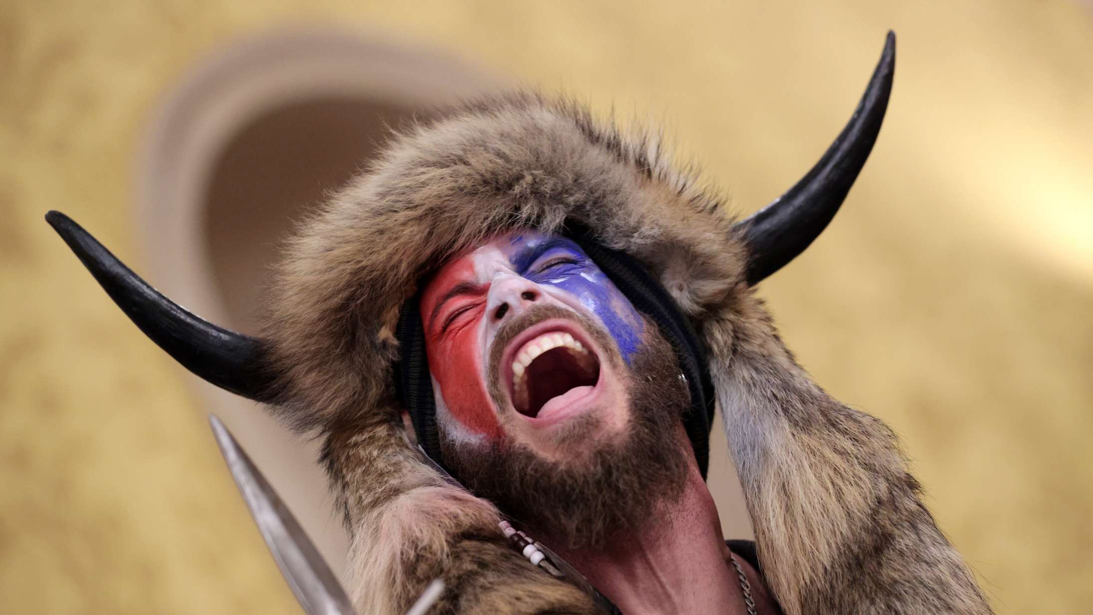 HBO’s QAnon-dokumentar er et skødesløst dyk ned i internettets farligste konspirationsteori