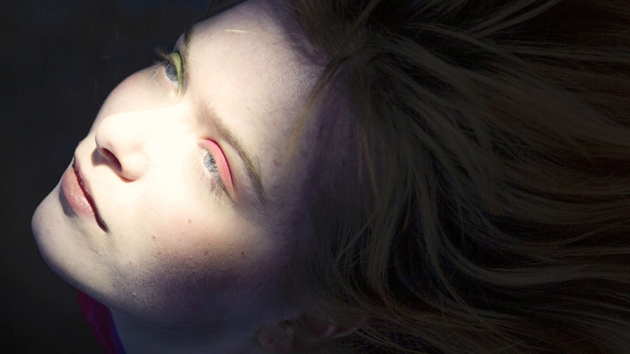 Premiere: Martha Elisabeths smukke artpop dyrker mødet mellem kontraster