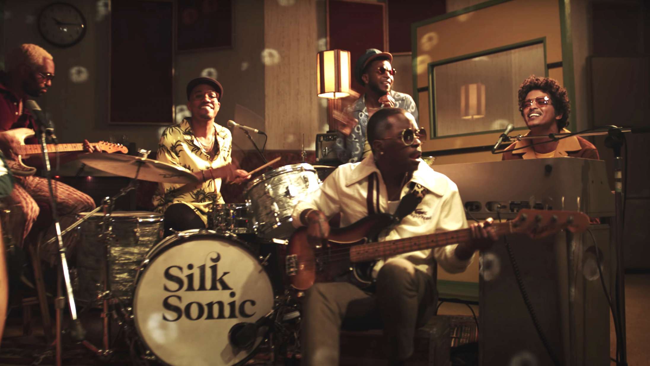 Se musikvideoen til Bruno Mars og Anderson .Paaks første fælles sang ‘Leave the Door Open’