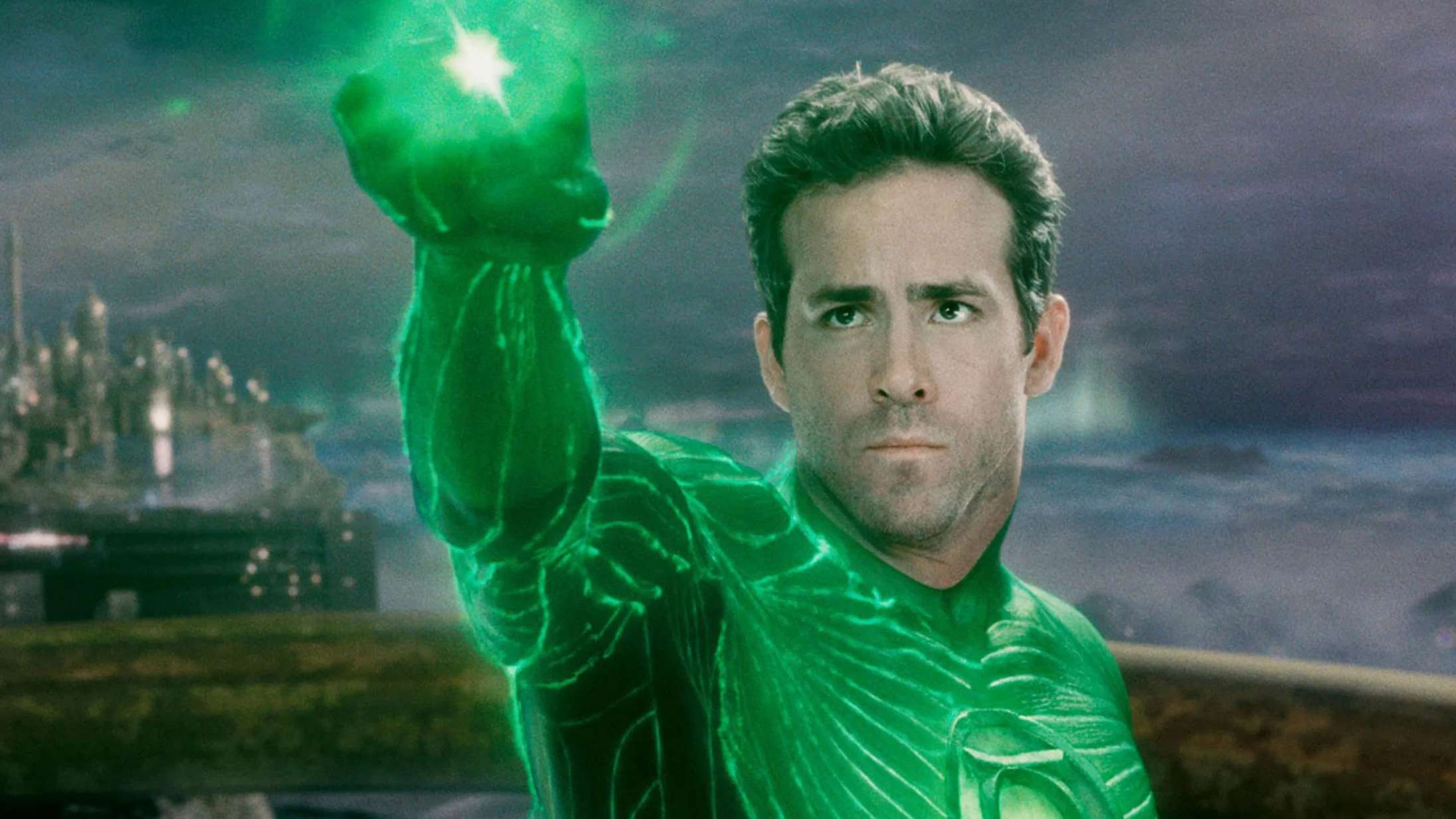 Ryan Reynolds ser ’Green Lantern’ for første gang – og skyller skammen ned med sit eget ginmærke