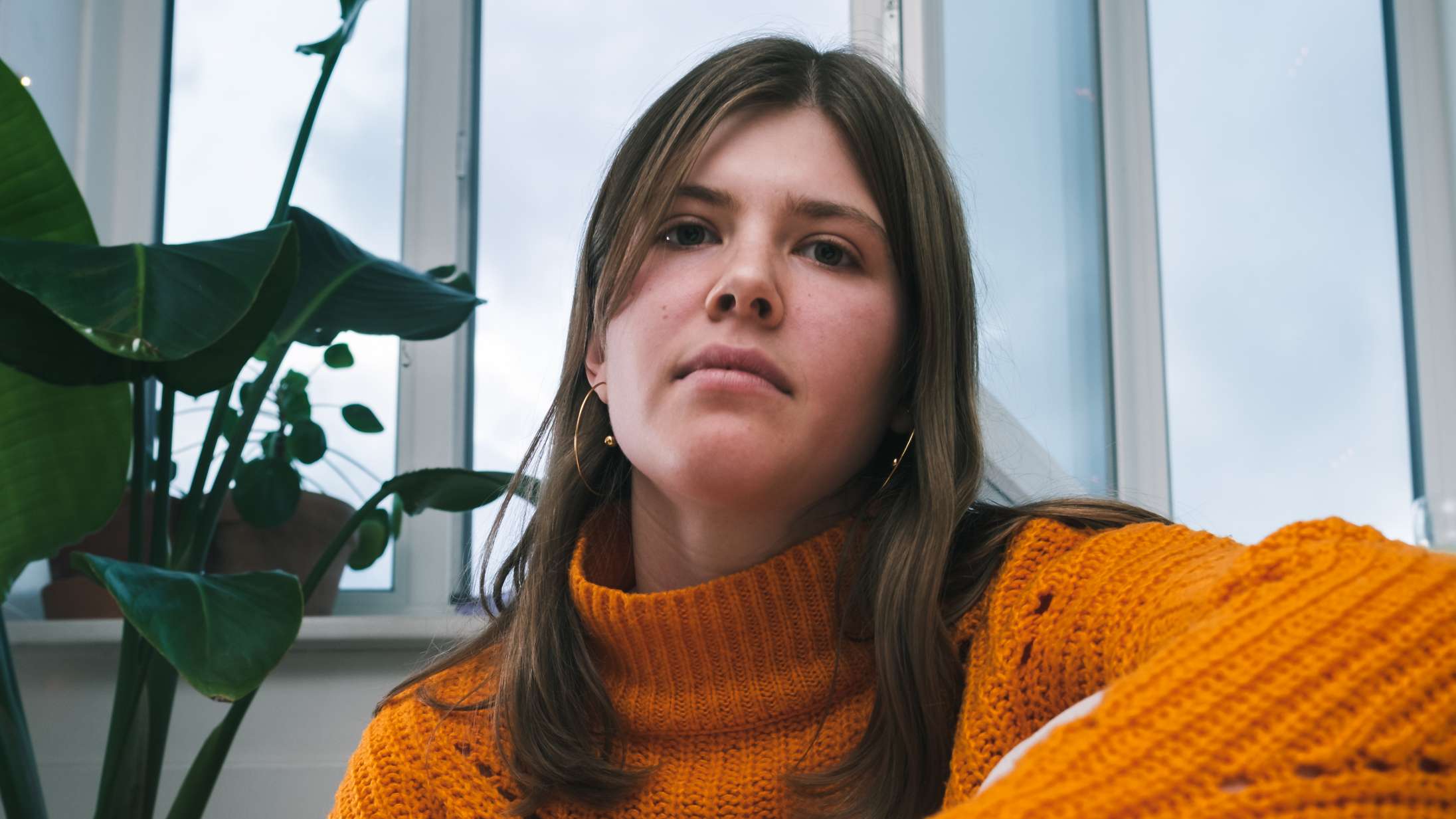 Premiere: Danske iomfro debuterer med poetisk pop om retten til at være uperfekt