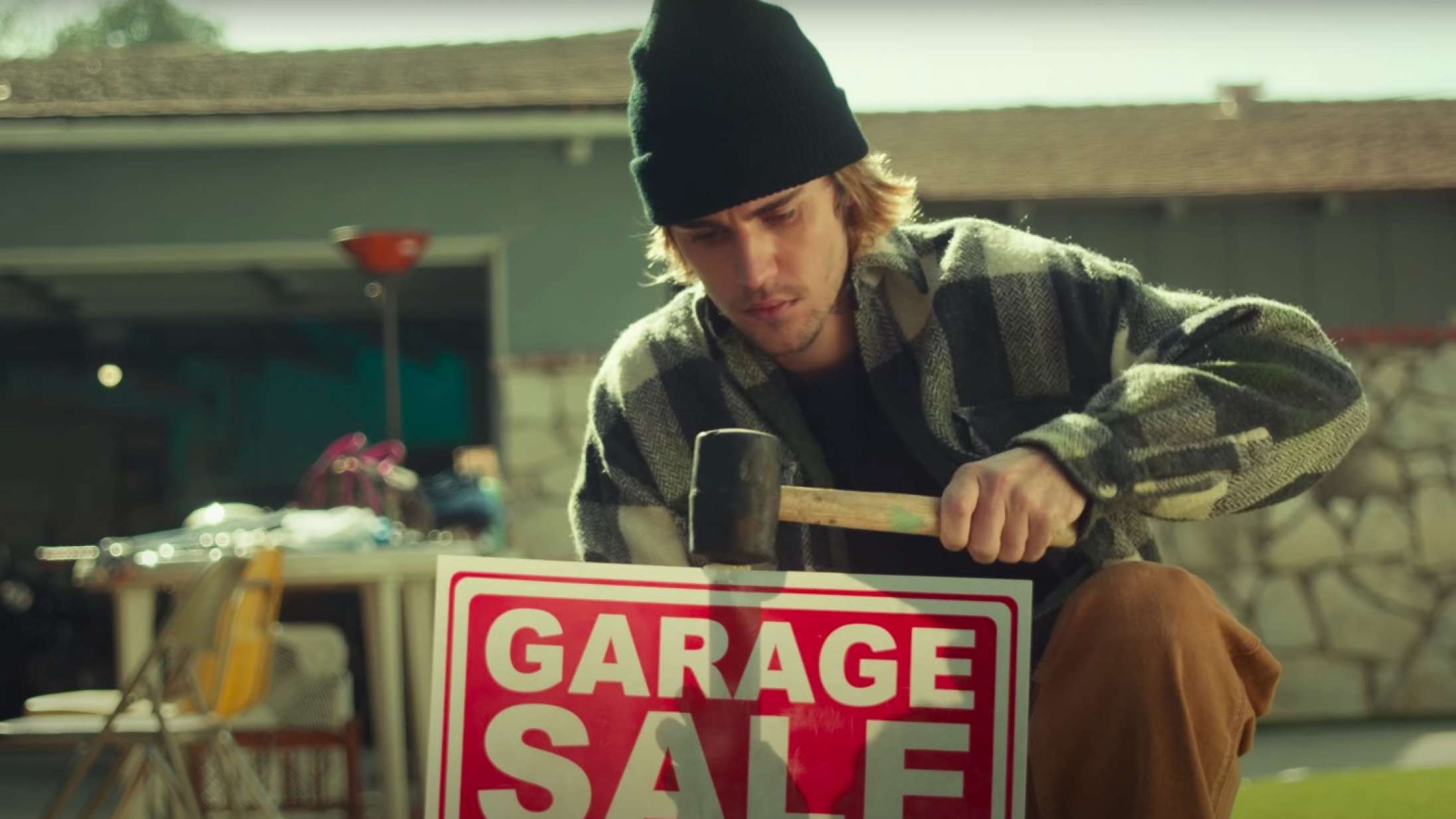 Justin Bieber er bankrøver i ny musikvideo – men vi tror, han prøver at fortælle os noget helt andet