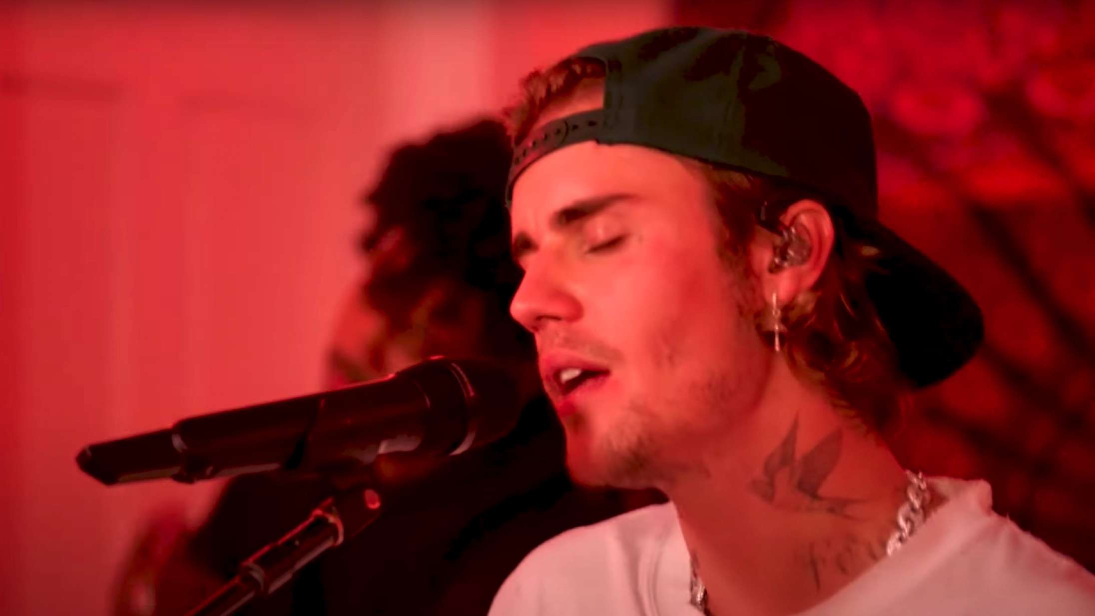 Justin Bieber varmer op til album-release med intim hjemmekoncert – fremfører ny sang
