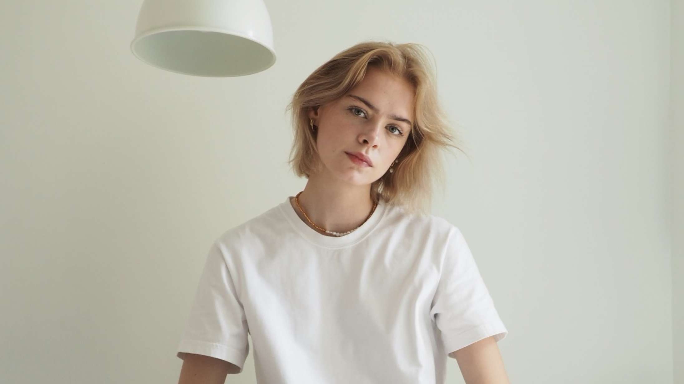 Find den perfekte hvide t-shirt – med hjælp fra tre, der elsker deres