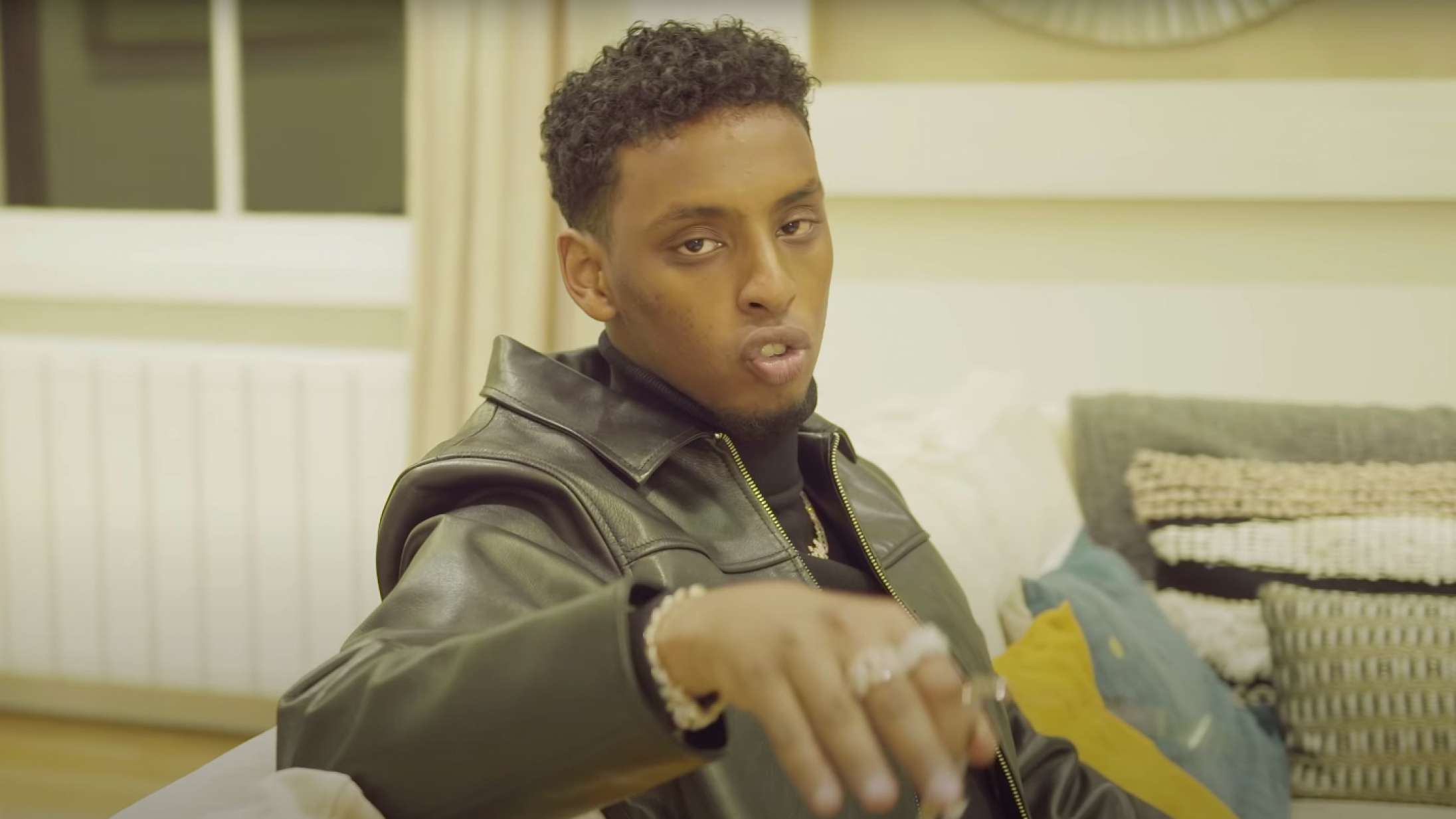 Bør en rapper, der er anklaget for kidnapning og at planlægge bombeangreb, hyldes med store musikpriser?