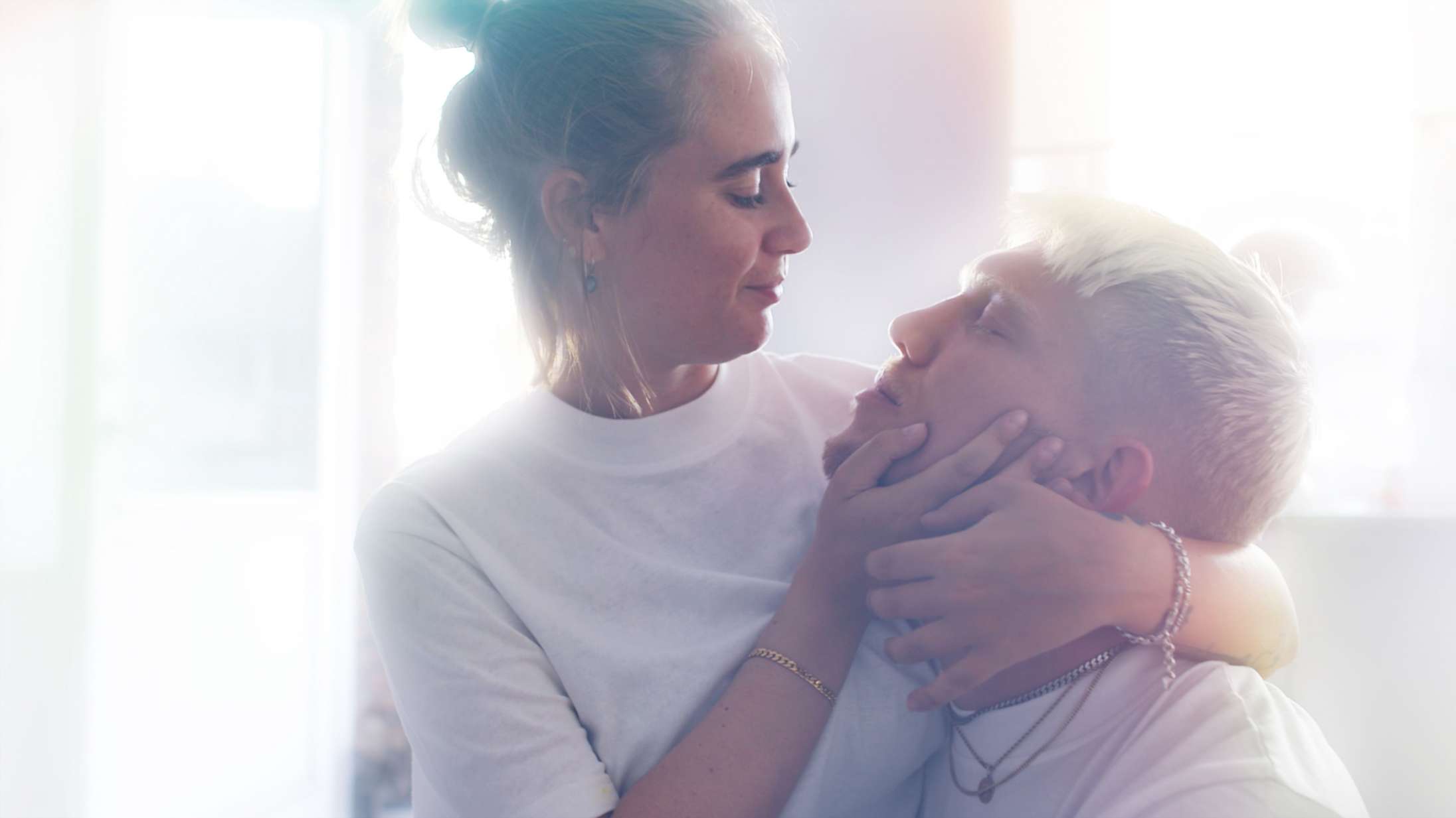 ’99% forelsket’: DR3-serie om kendispars evige skænderier er 50 procent irriterende