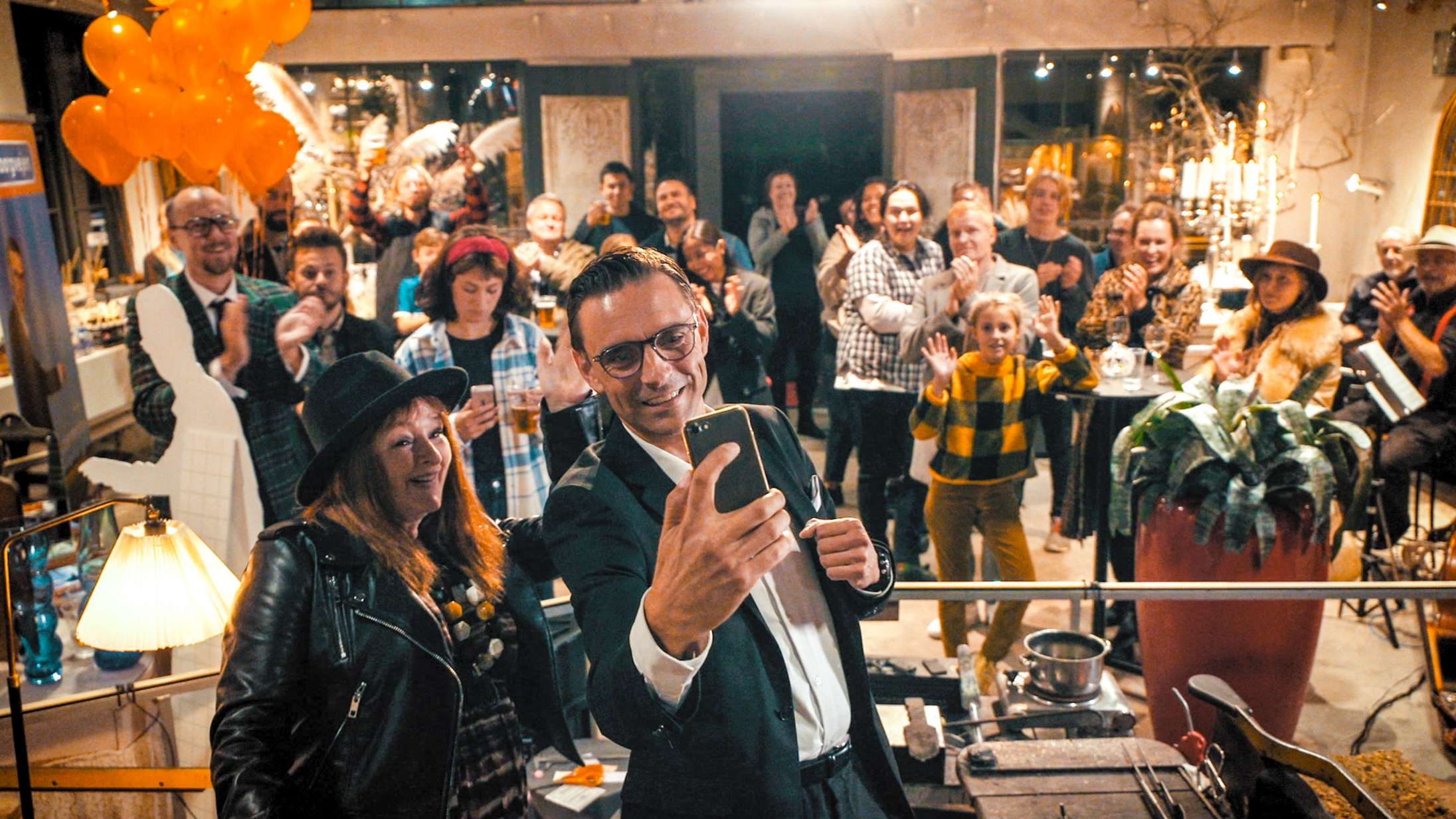 ’Guru’: Simon Kvamm triumferer med sin overraskende mørke DR-serie