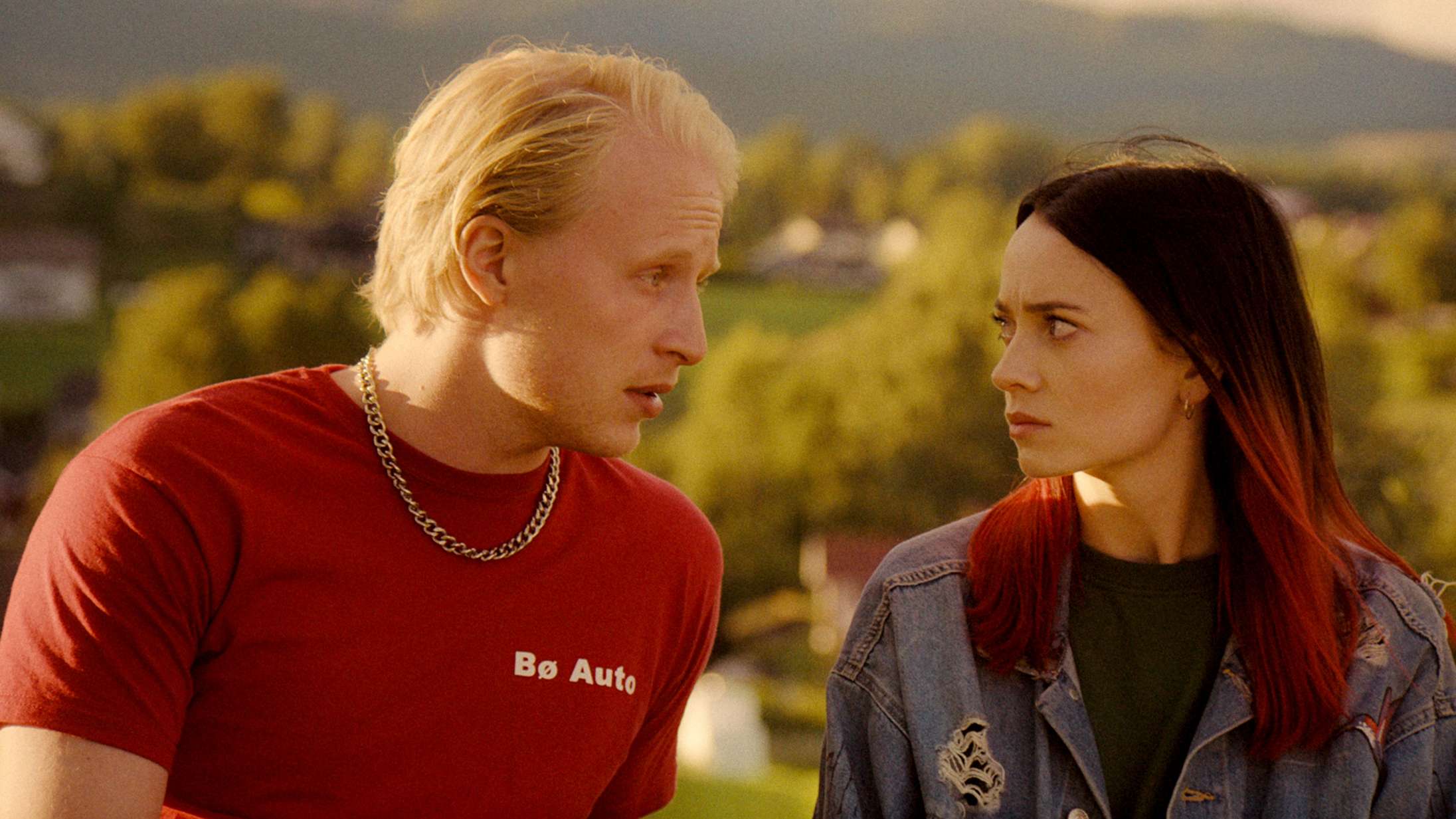 ’Benzin i blodet’ sæson 1 og 2: DR-aktuel norsk udkantsserie er et hjerteskærende bekendtskab