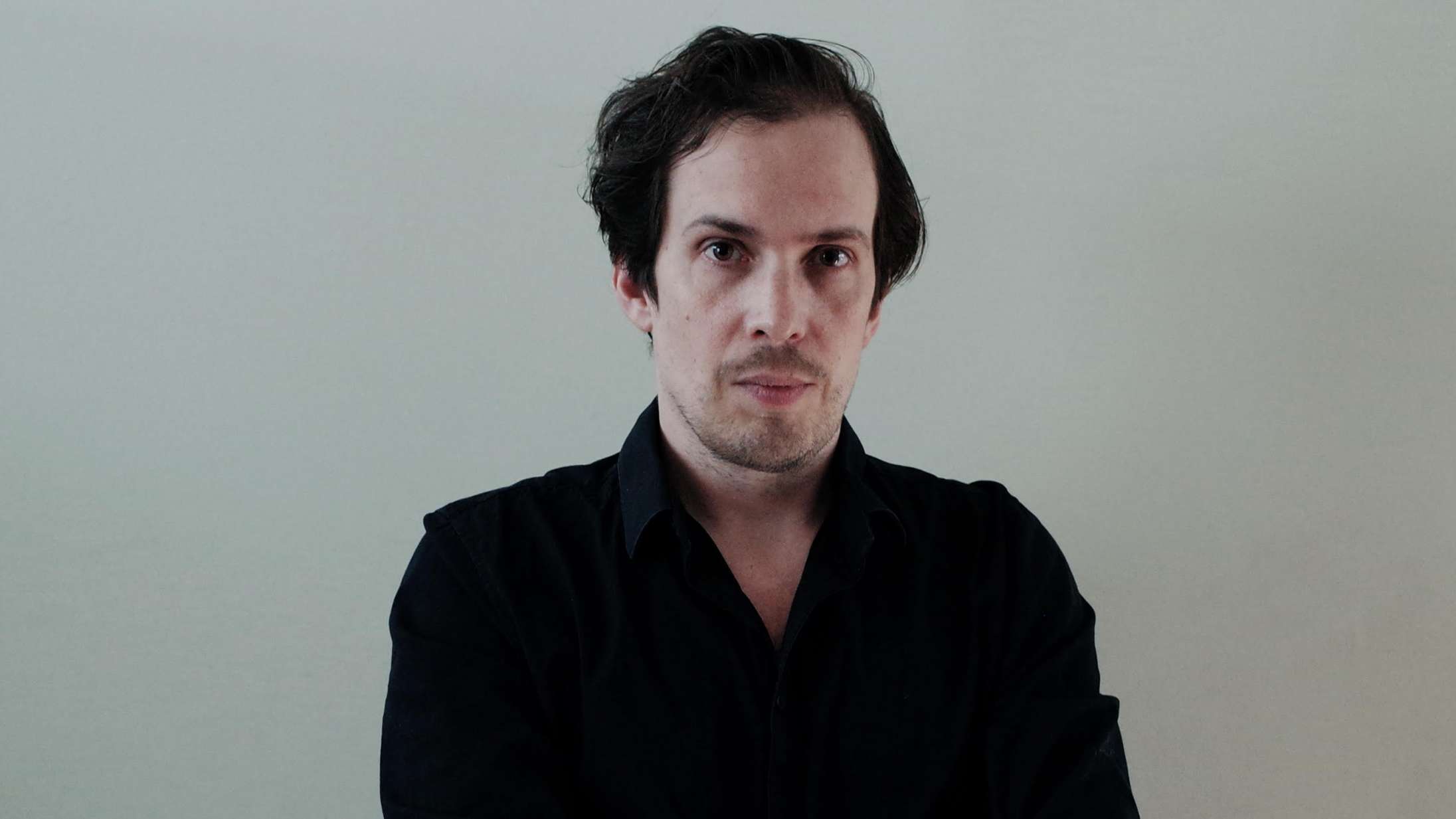 Kristian Leth vender og drejer verdens tragedier med en smittende følelse af håb