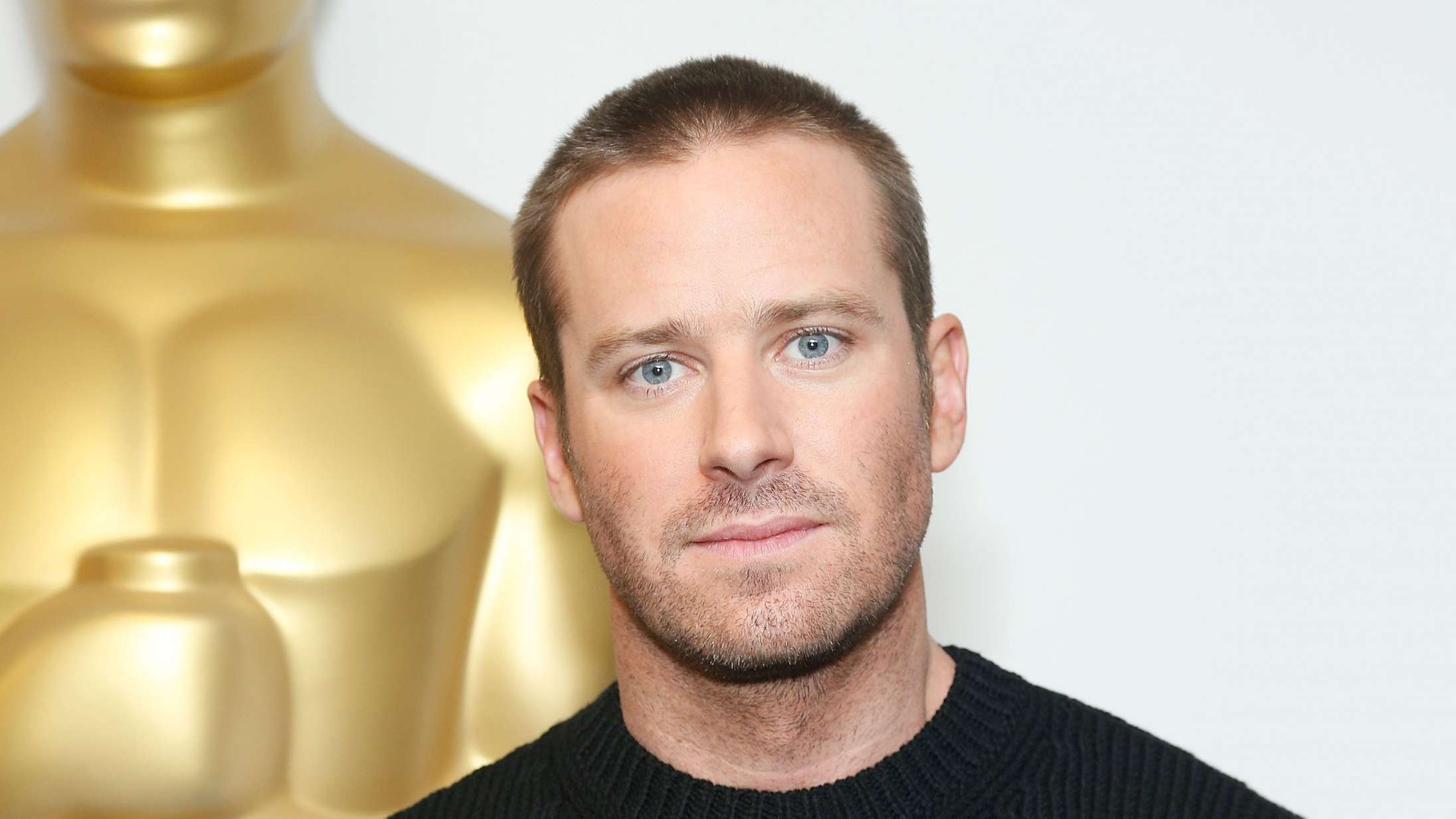 Nej, Armie Hammer er ikke blevet ansat på hotel – advokat afviser rygter på Twitter