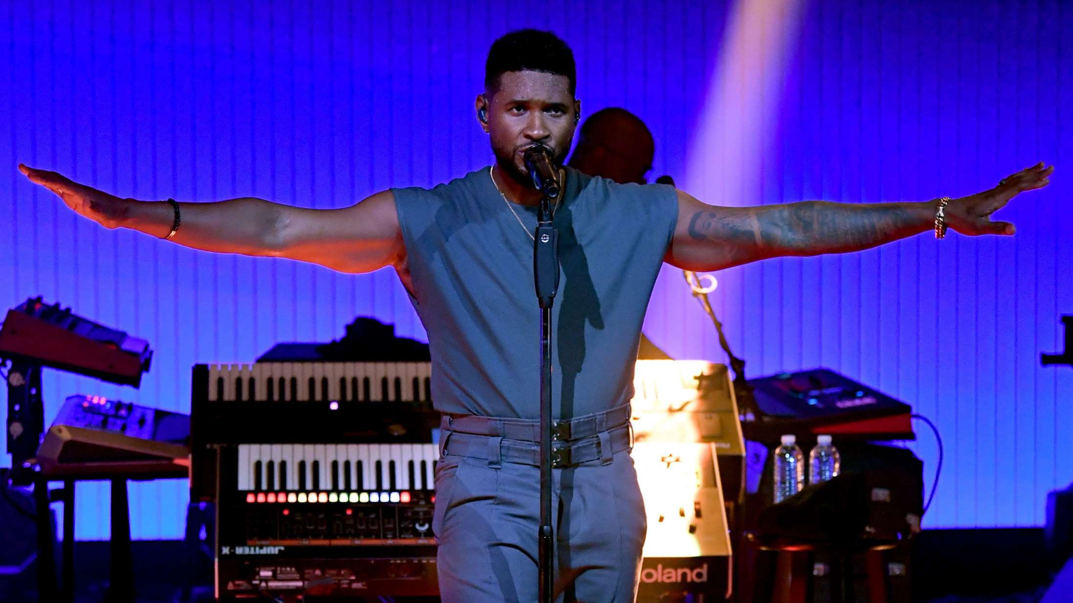 Usher i mislykket PR-joke på Instagram – efterlod falske penge i stripklub