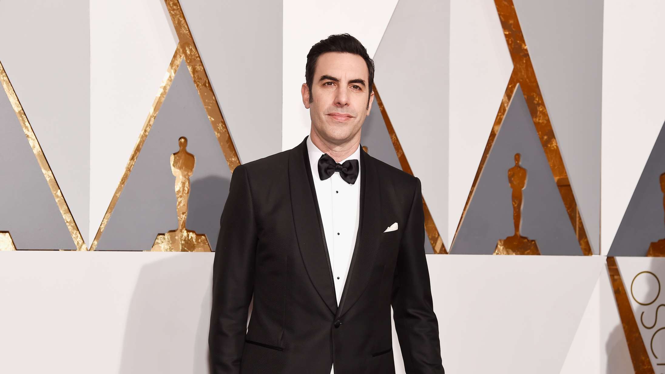 Borat er sendt på pension – Sacha Baron Cohen har aldrig stået stærkere