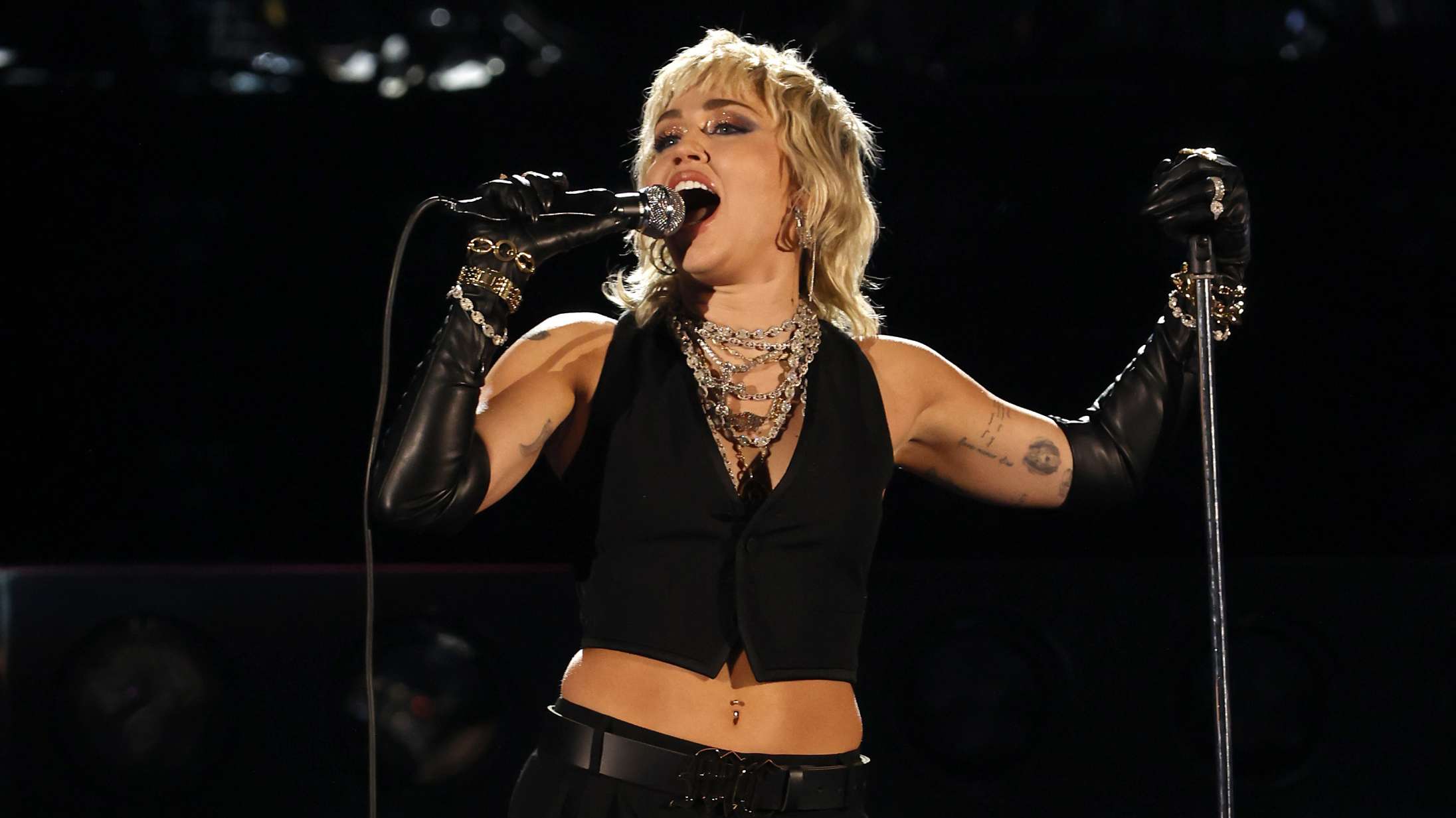 Miley Cyrus synger to Queen-klassikere – og selvfølgelig er det fantastisk